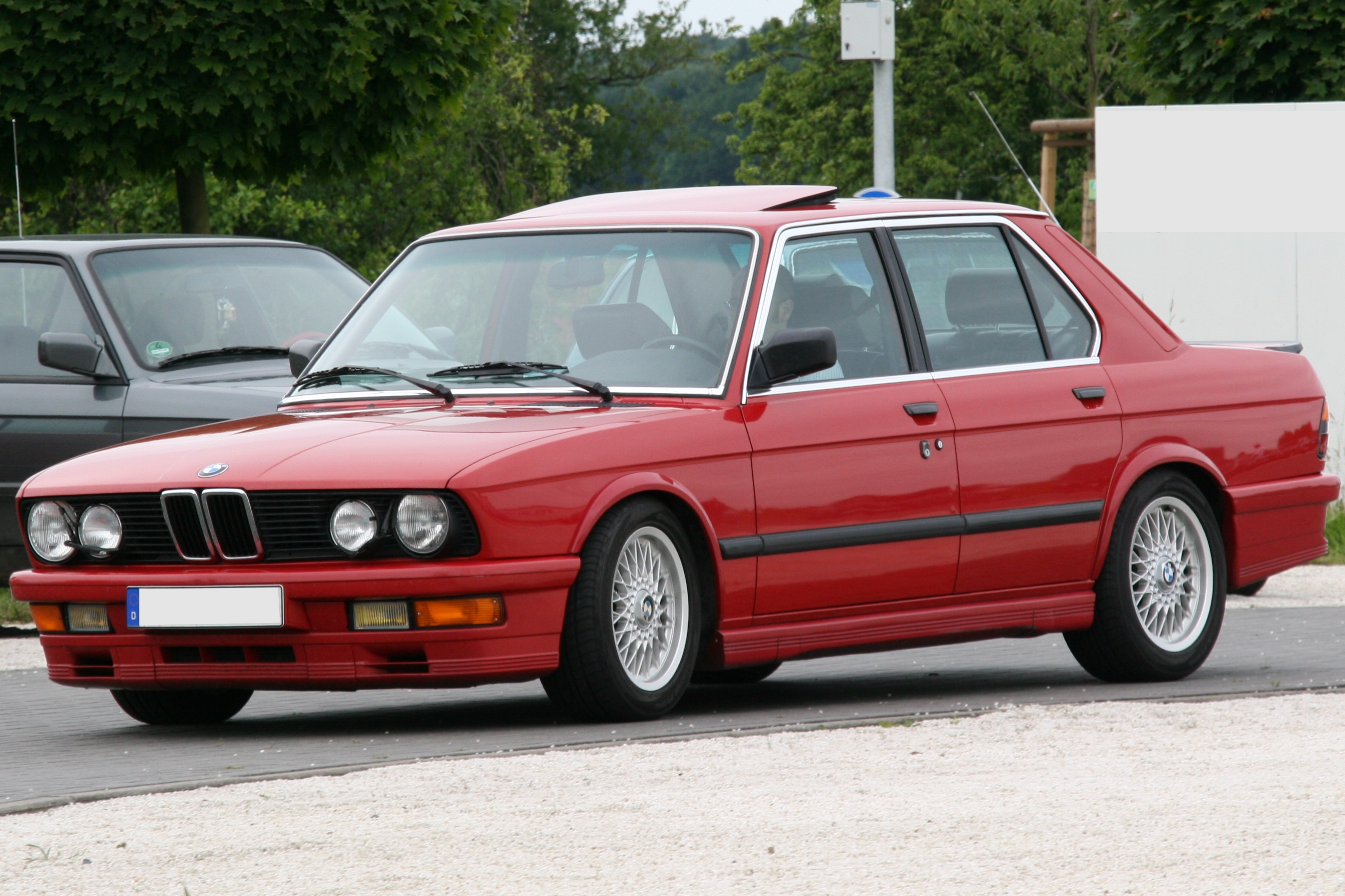 File:E28 BMW M535i zinnoberrot.jpg