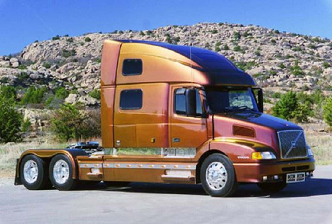 Front right bronze colored 2000 Volvo VN770 truck picture.
