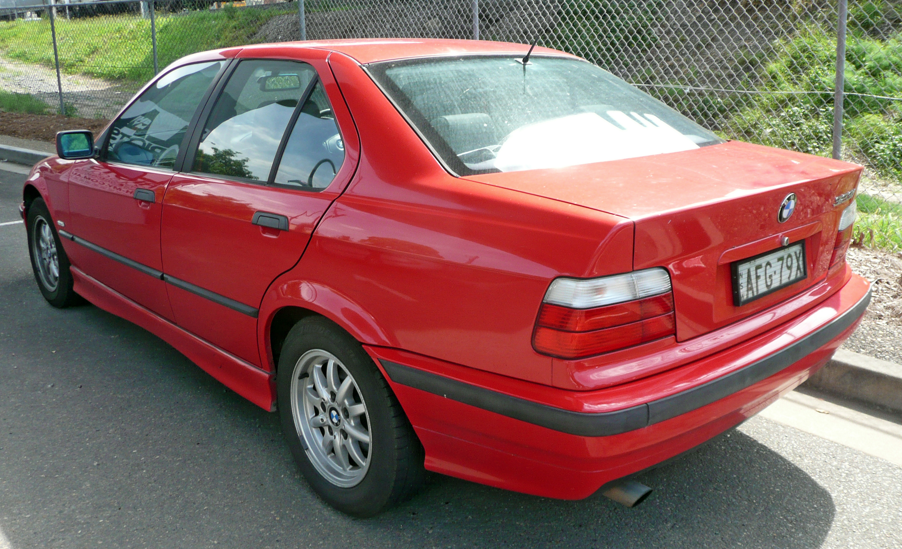 File:1996-1998 BMW 323i (E36) sedan 02.jpg