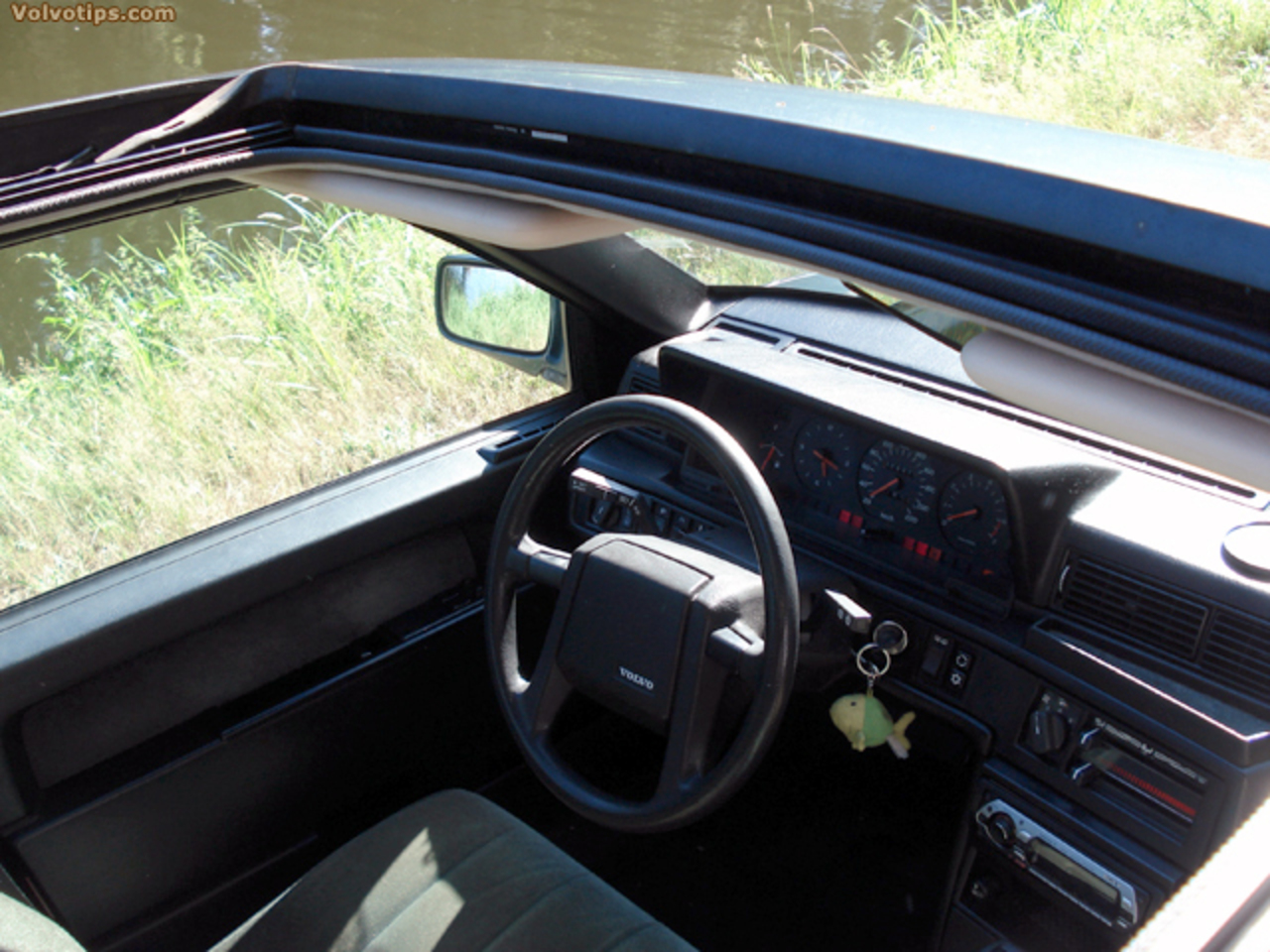 Volvo 740 GLE sunroof green. The 740 has a sunroof, one of the best