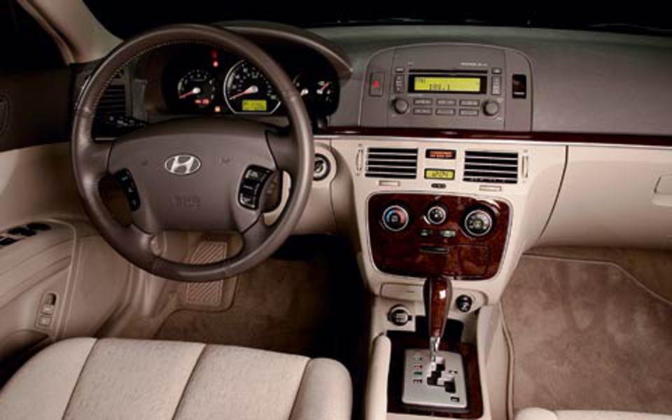 Hyundai sonata 2006. Sonata 2006 v6. Hyundai Sonata 2006 салон. Хендай Соната ГЛС 2006. Хендай Соната 5 поколения салон.