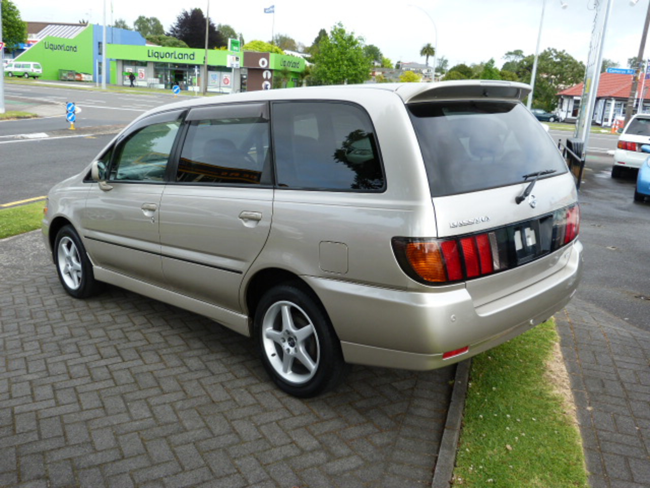 Nissan bassara фотографии