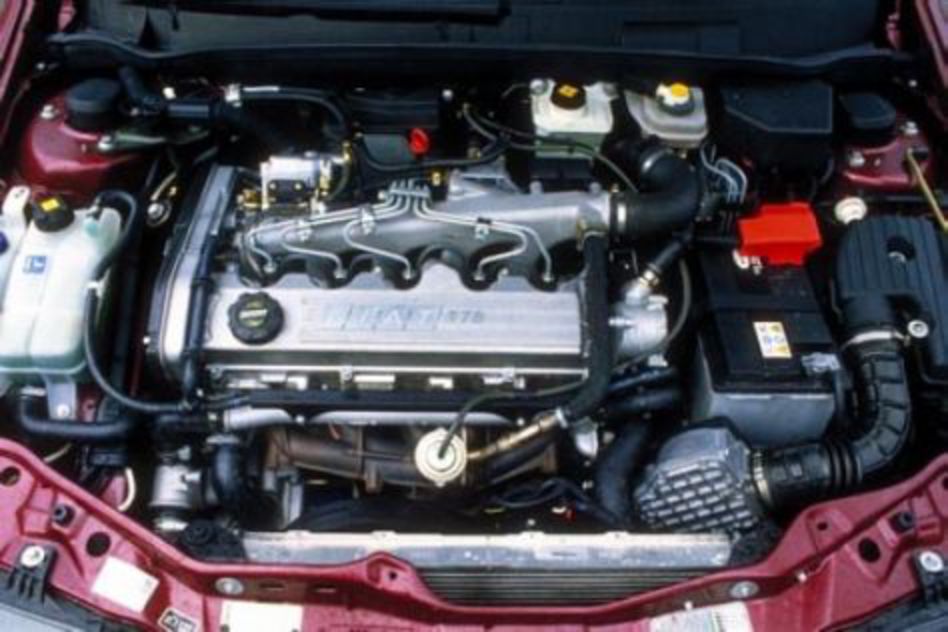 Фиат браво 1.4 12v. Фиат Брава 1.4 12v под капотом. 1.2 Мотор Fiat Marea. Fiat Marea 1999 мотор. Фиат Браво 1.8 ДВС.