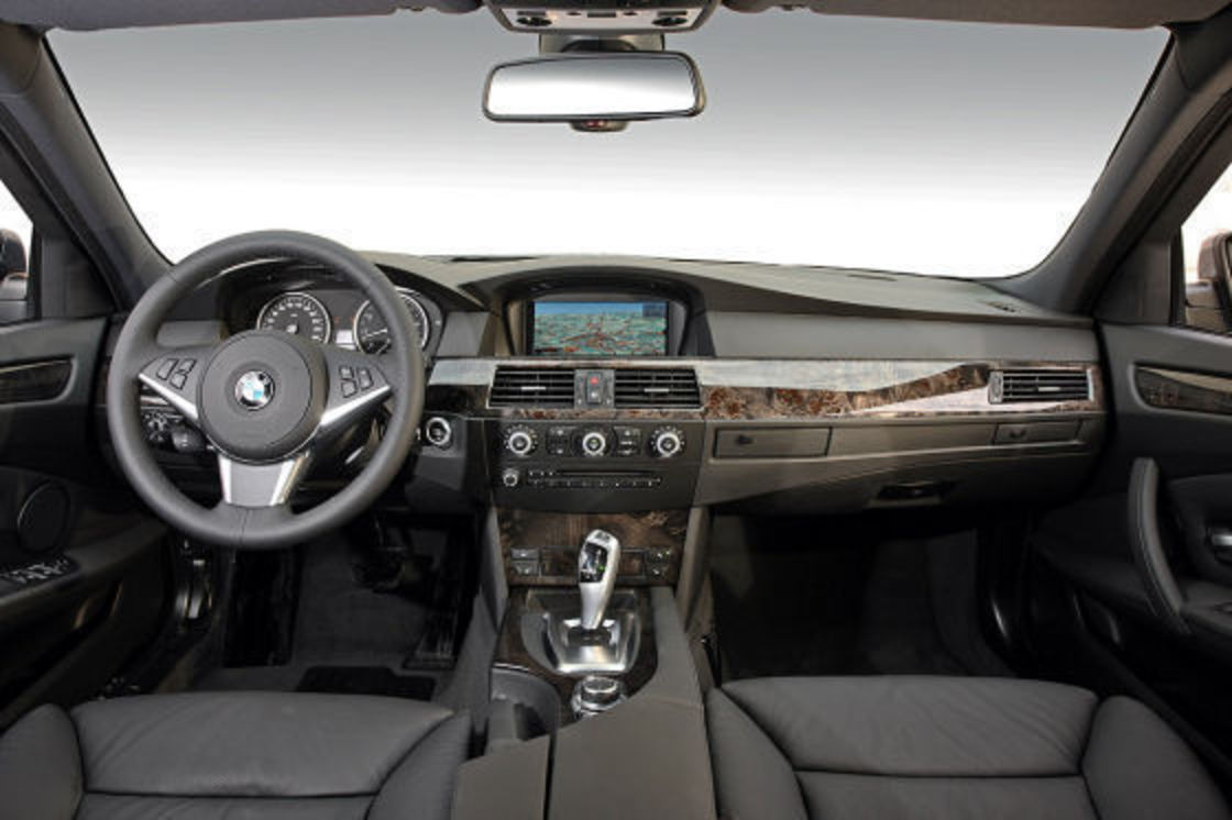 2010 Mercedes-Benz BMW 550i Audi A6 interior design 001. [Source: Autobild ]