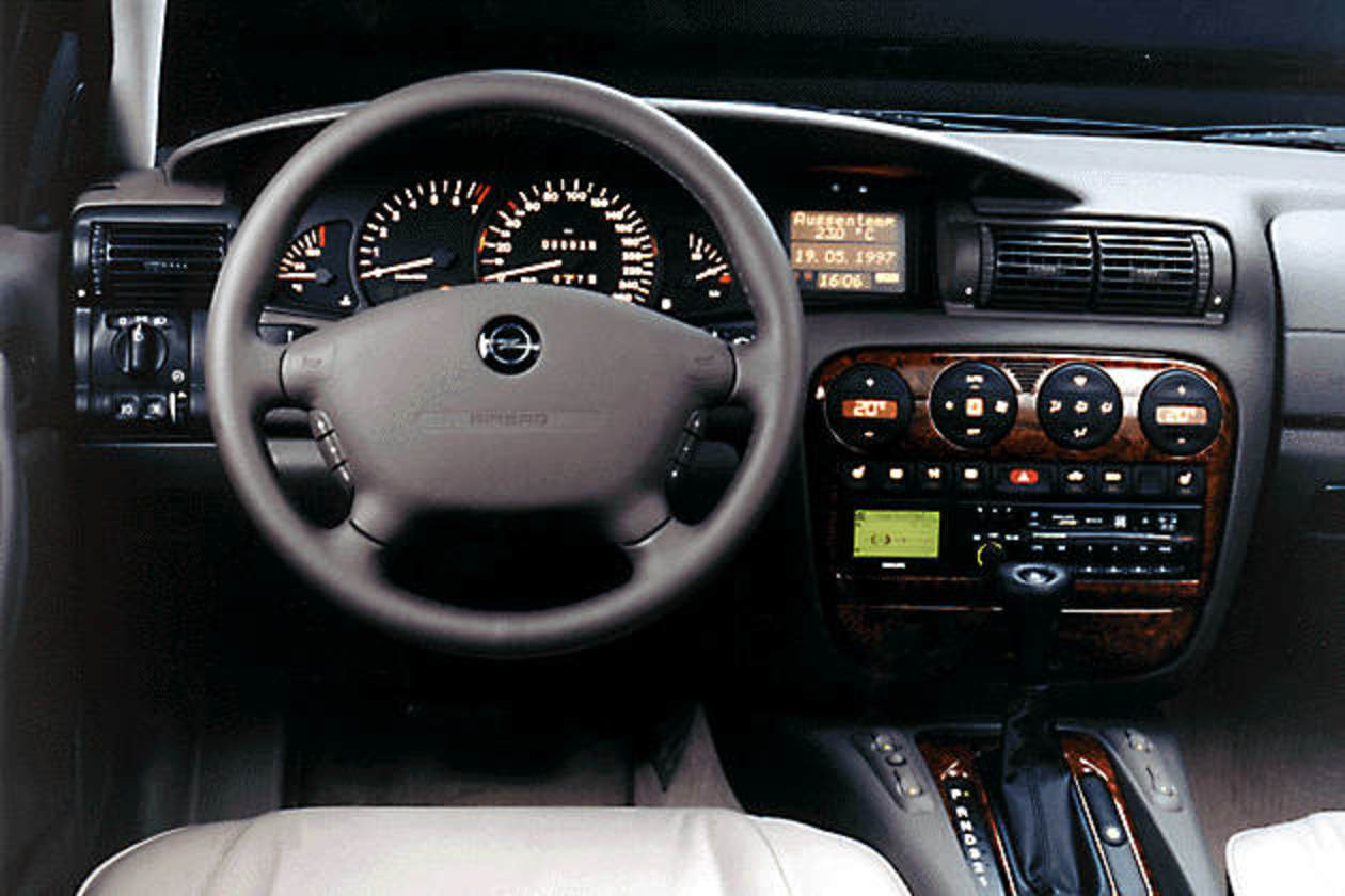 < · Opel Omega CD 2.0 als Stufenheck-PKW (Cockpit) >