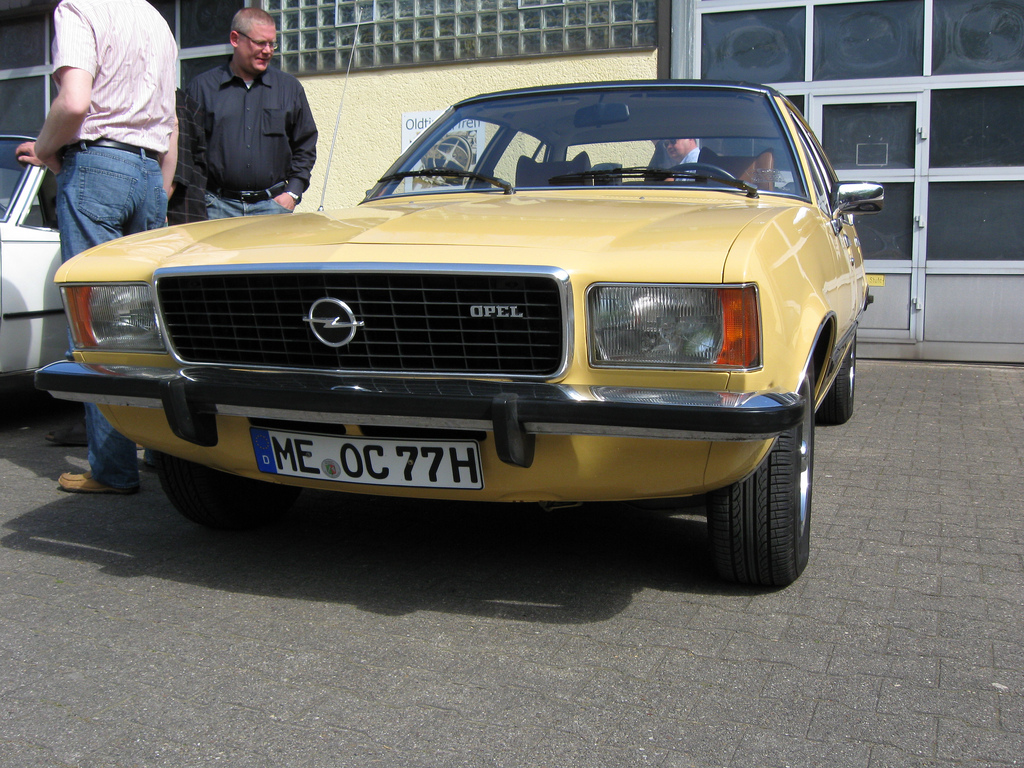 Opel Commodore A Coupe Automatic 2500 G (01 image):