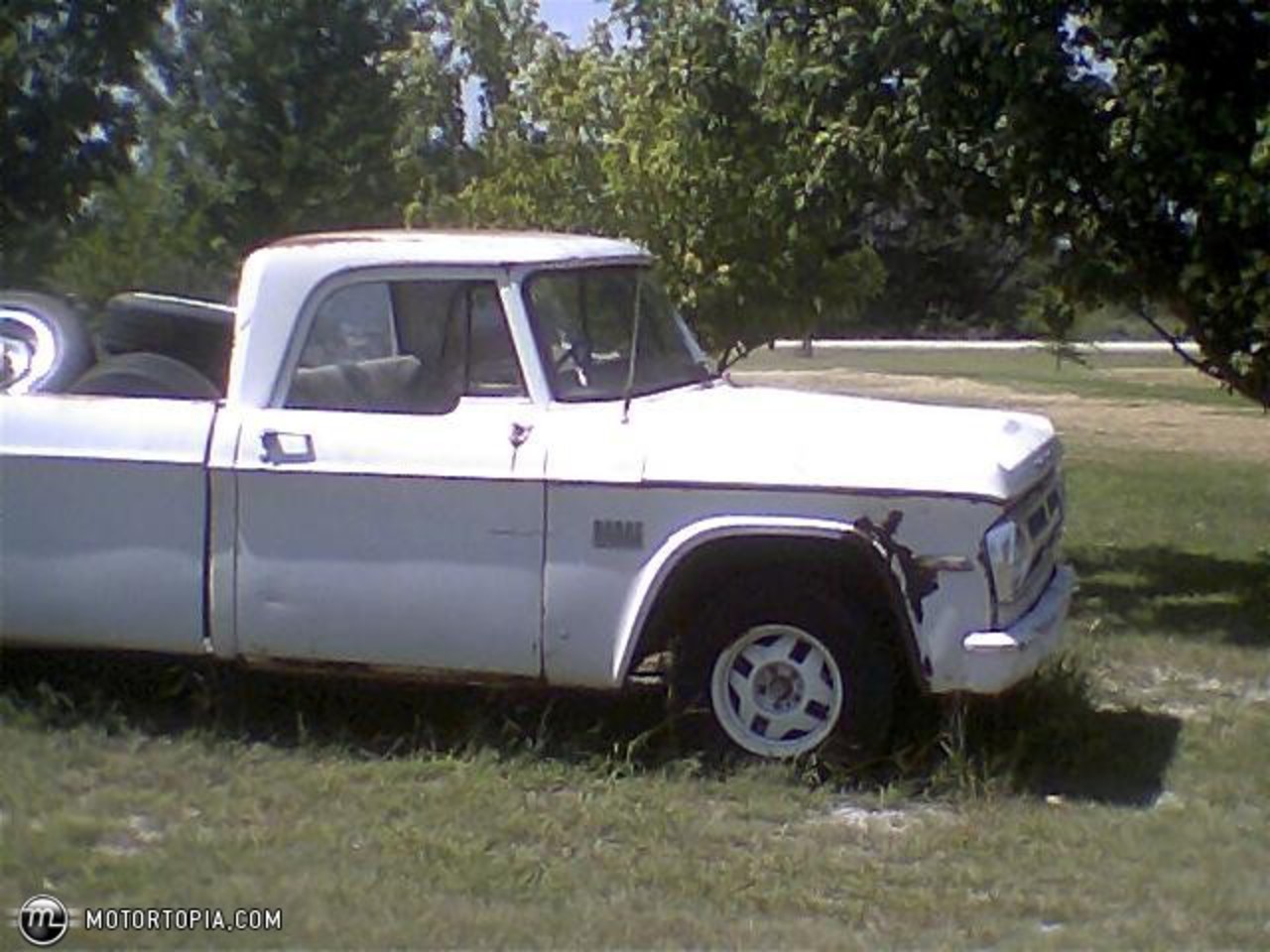 Im selling a 1971 Dodge 100,its white with blue interior,straight 6,255ci