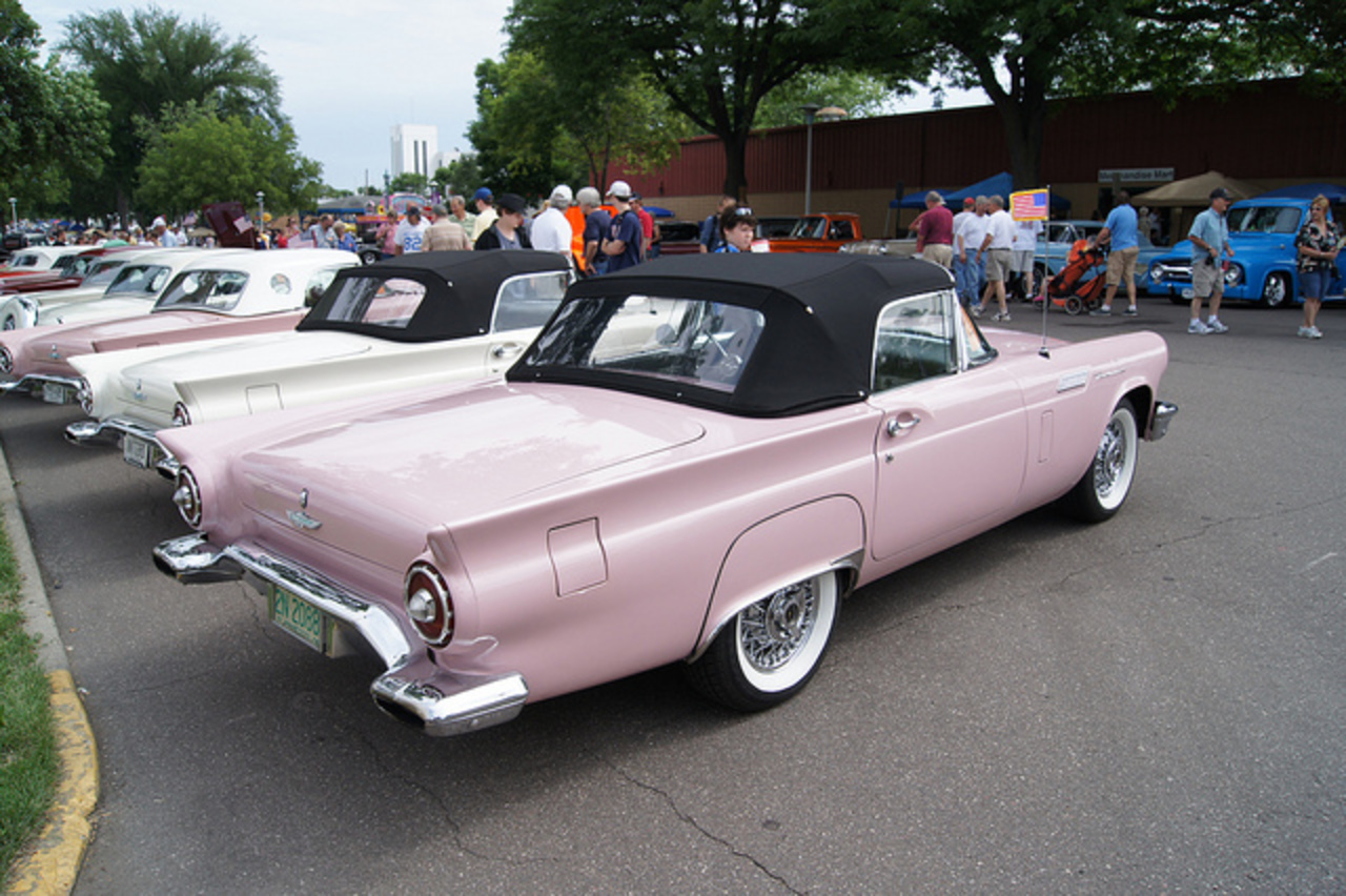 Ford Thunderbird лоурайдер