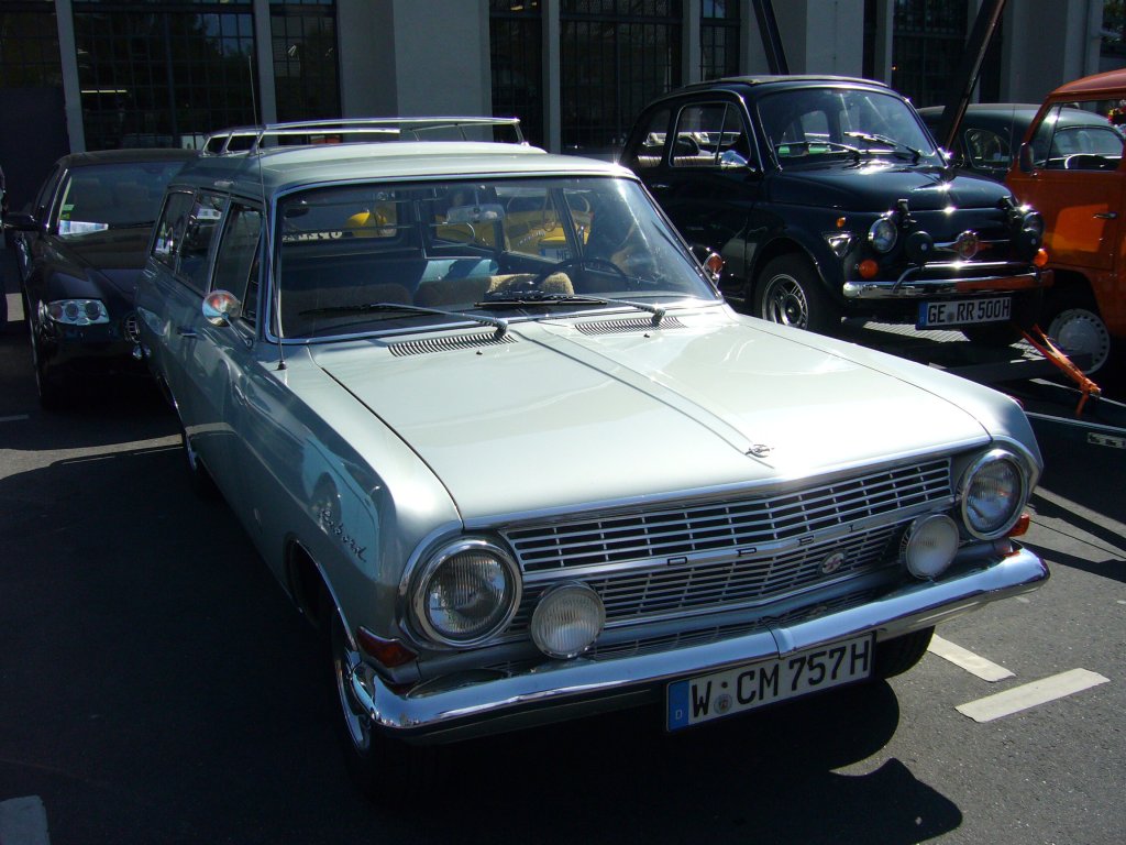 Opel Rekord Caravan 1700. Baujahr 1963-1965 auf dem Besucherparkplatz des