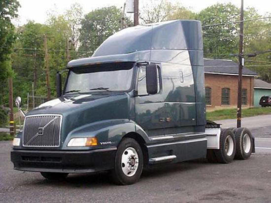 Front left dark gray 1998 Volvo VNL64T truck picture.