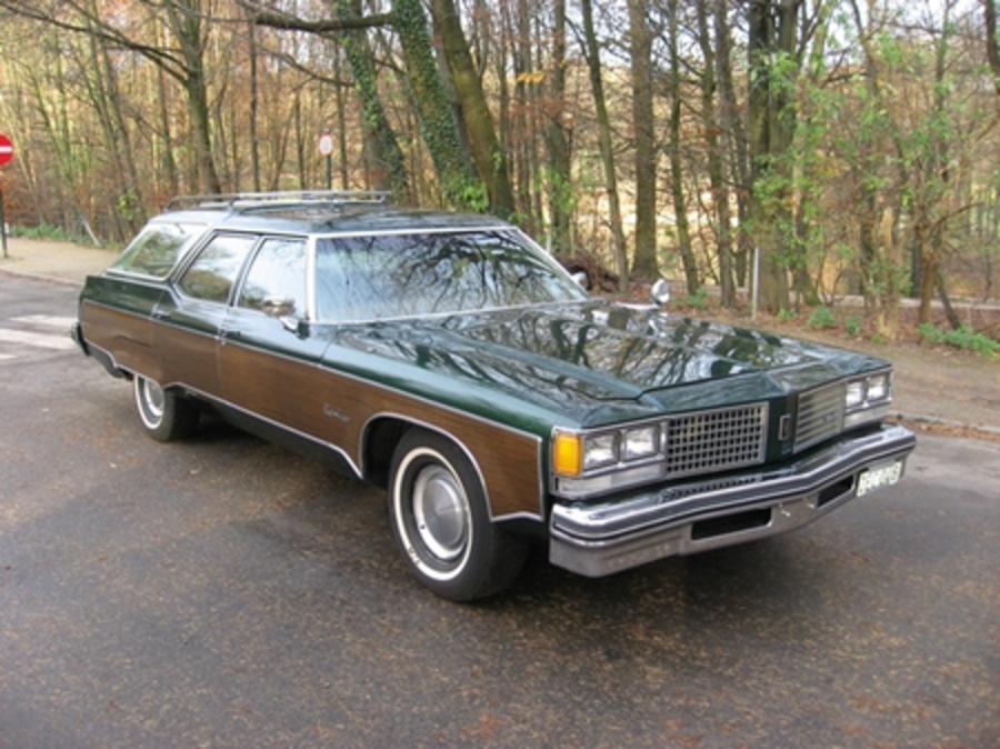 1975 Oldsmobile Custom Cruiser wagon. Please, tell me someone knows the