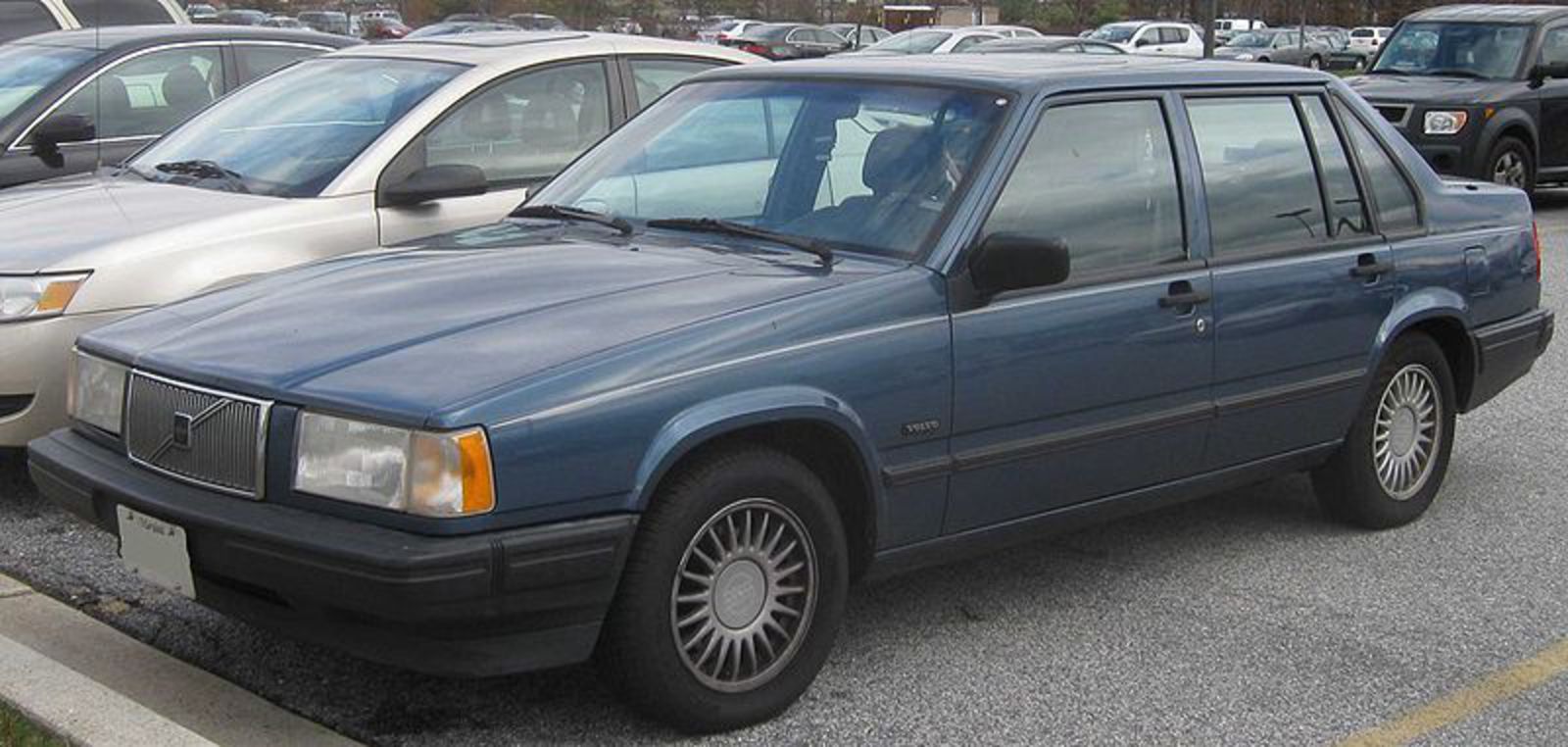 The Volvo 940 is among the variants of the 900 series of mid-size cars that