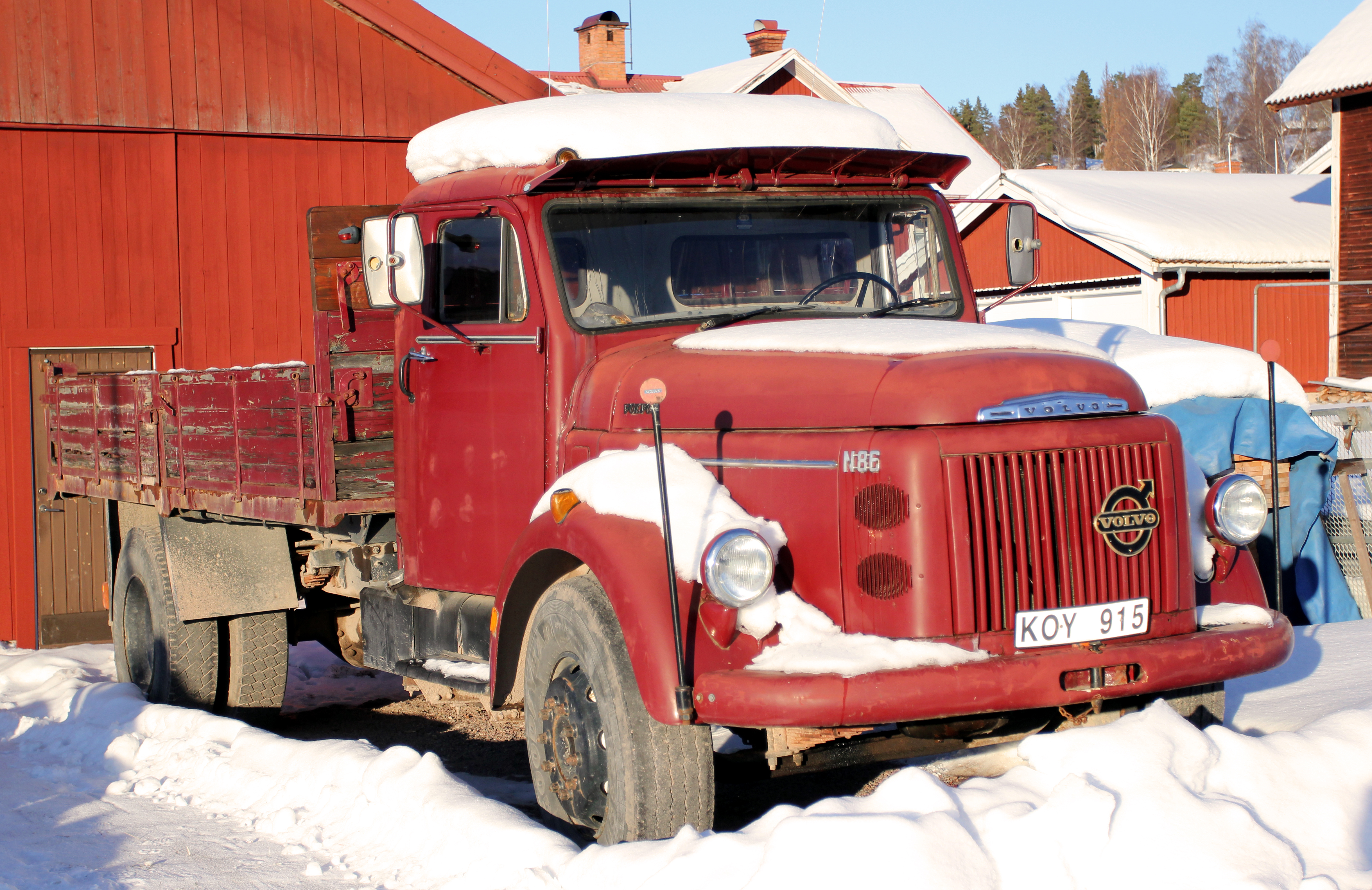 File:Volvo N86 in snow.jpg