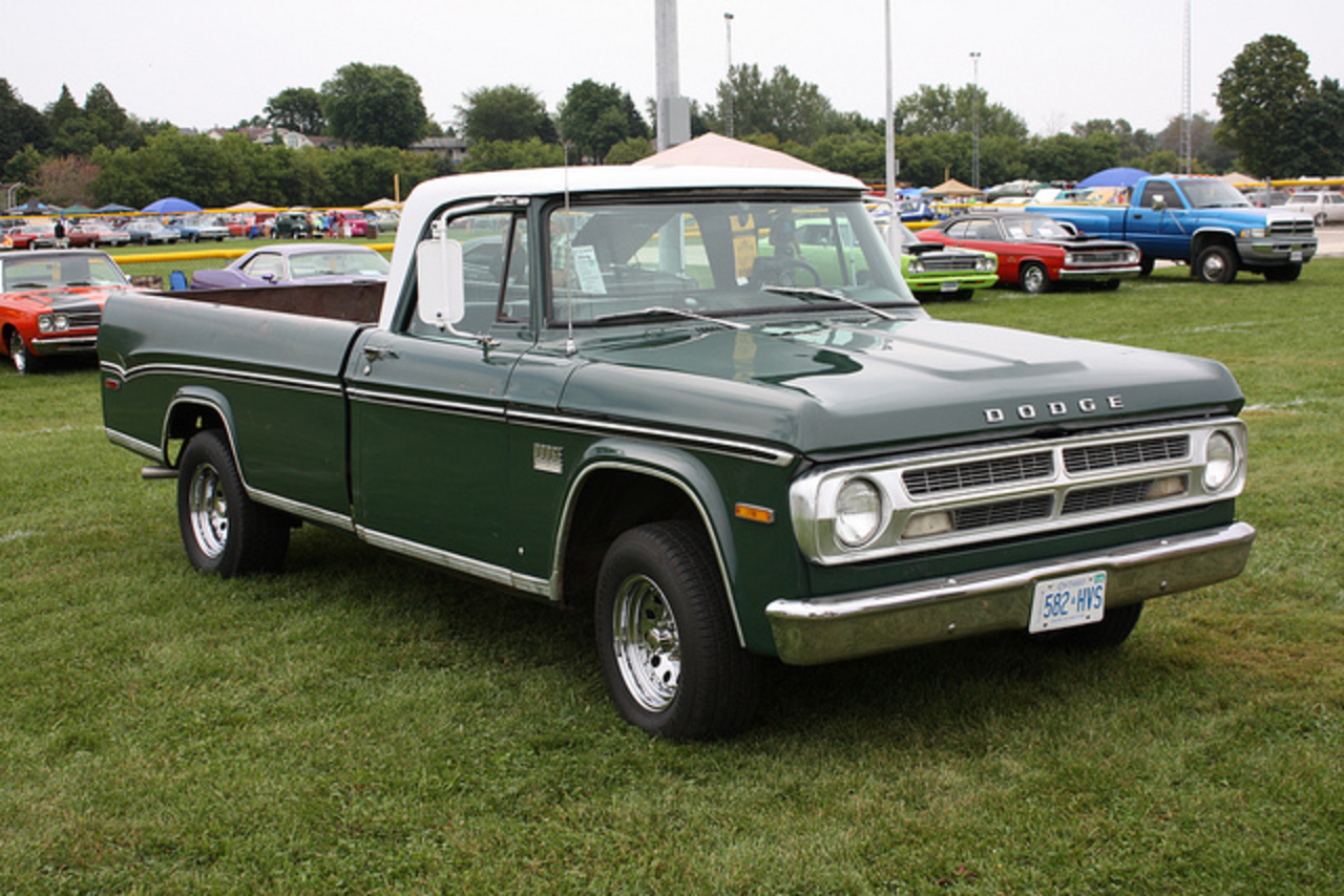 1971 Dodge Custom 100 Sweptline pickup