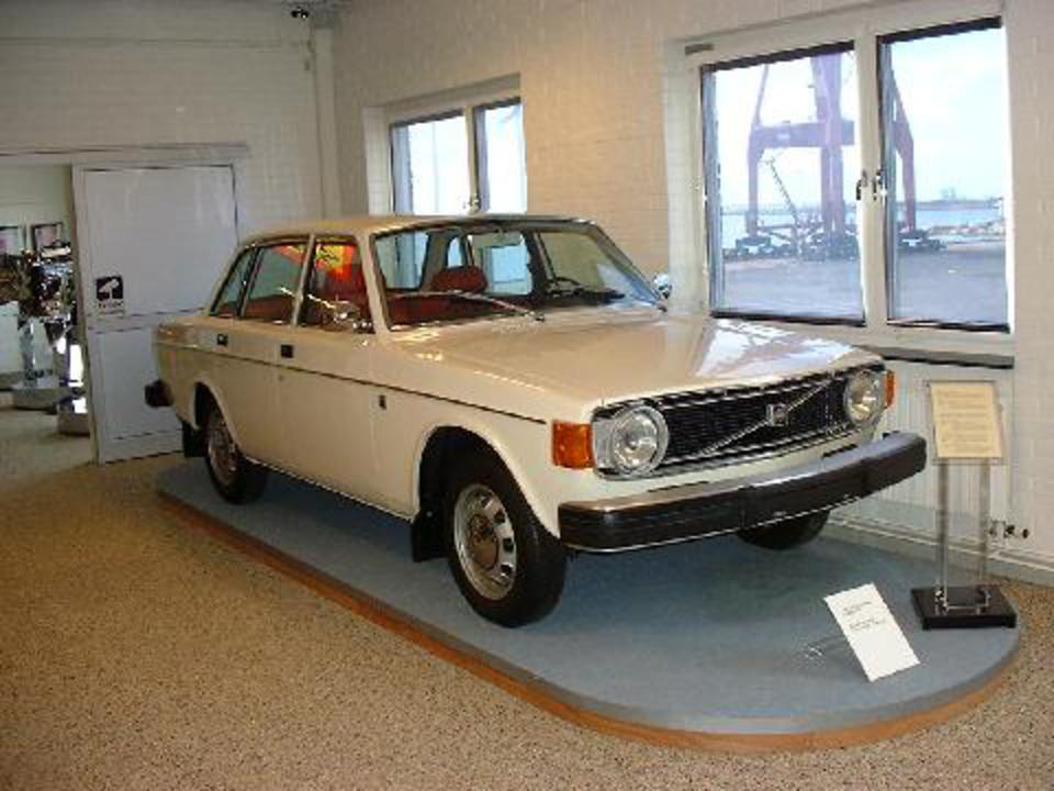 Volvo 144 DL - huge collection of cars, auto news and reviews, car vitals,