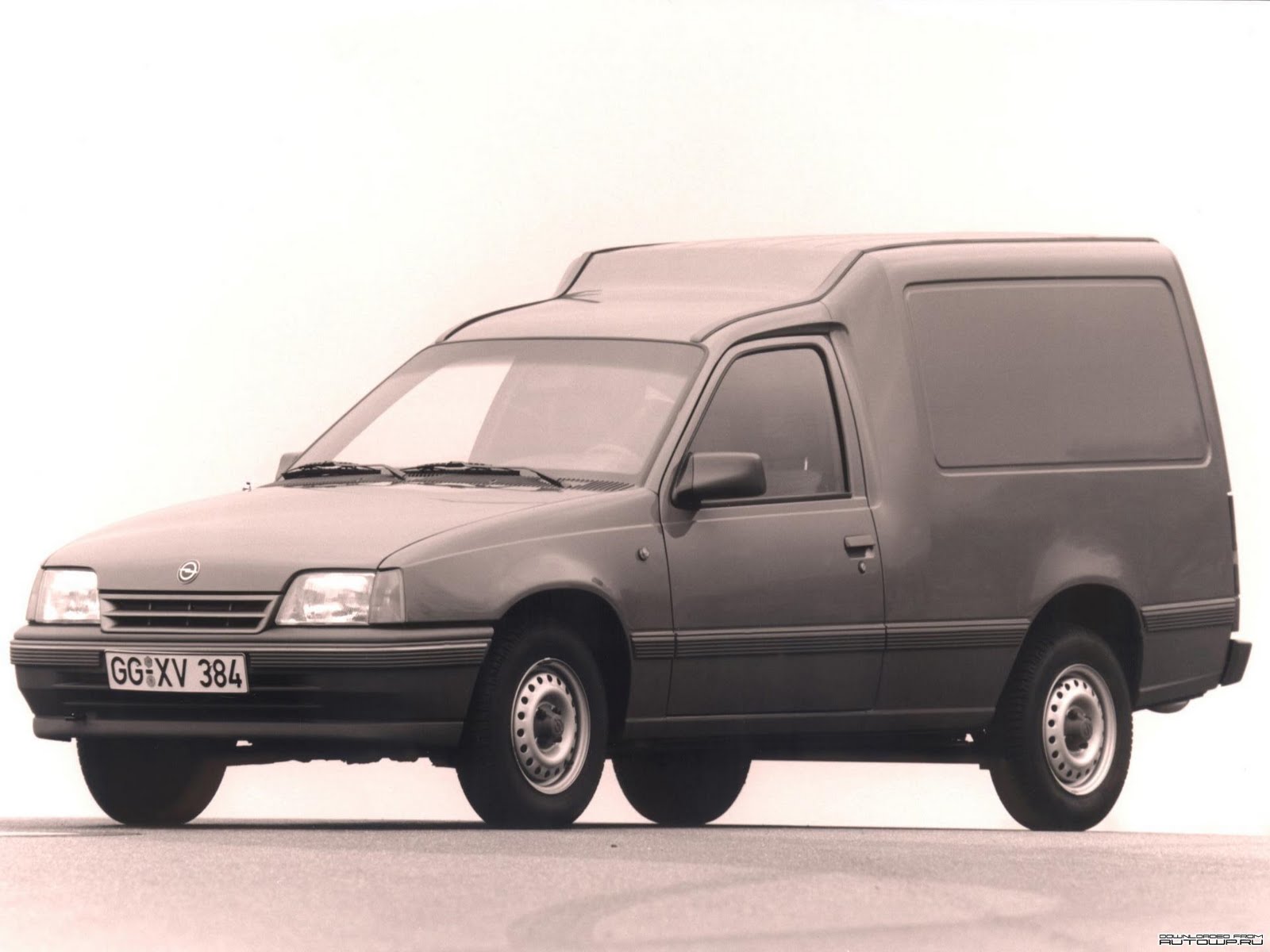 El Opel Kadett Combo, fue convertido a un Opel Kadett Combo GSI con llantas