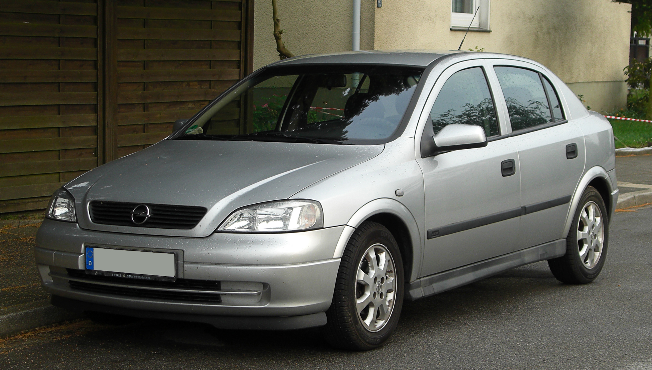 File:Opel Astra 1.6 16V Edition 2000 (G) â€“ Frontansicht, 27.