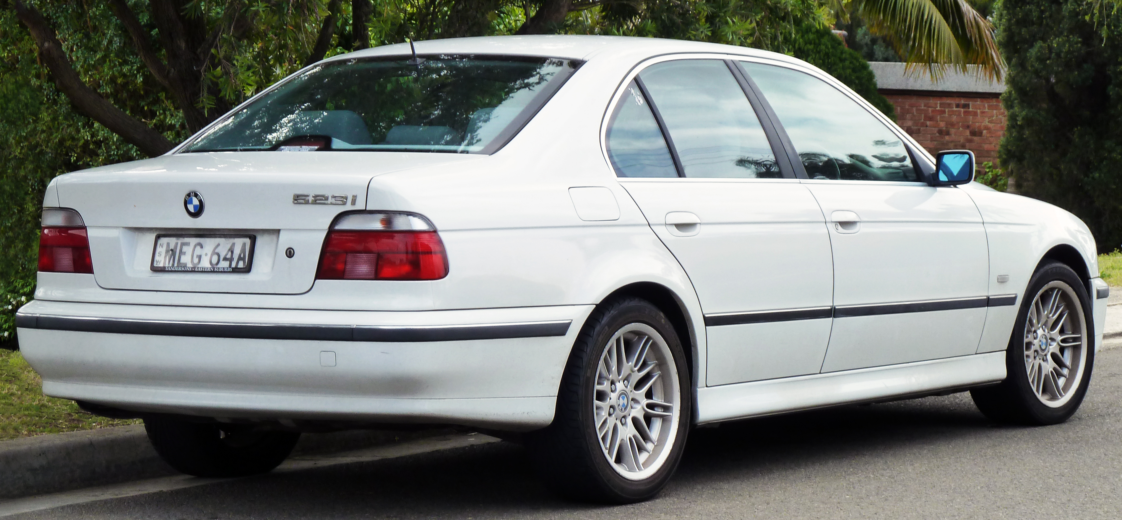 File:1996-2000 BMW 523i (E39) sedan 03.jpg