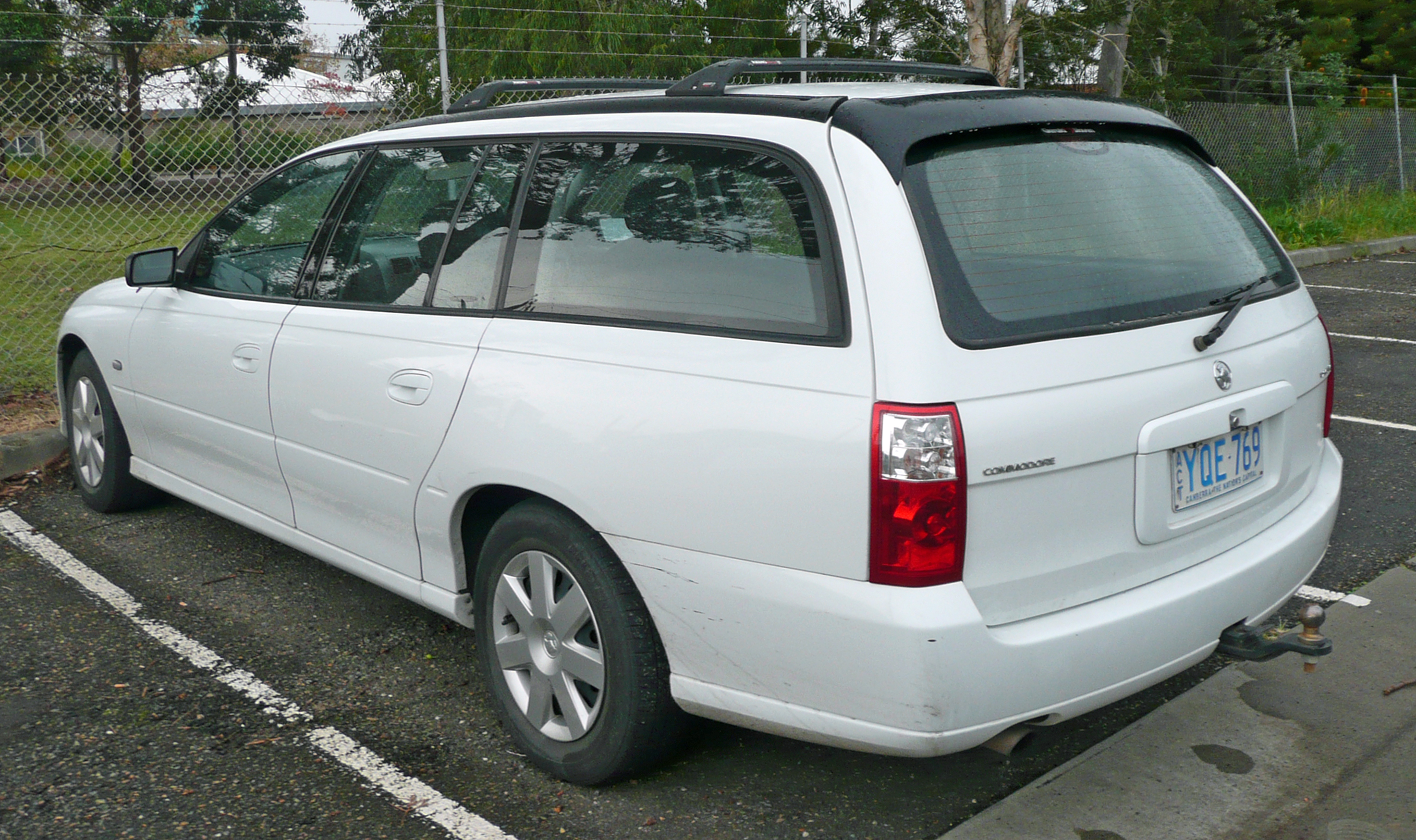 File:2004-2007 Holden VZ Commodore Executive station wagon 04.jpg