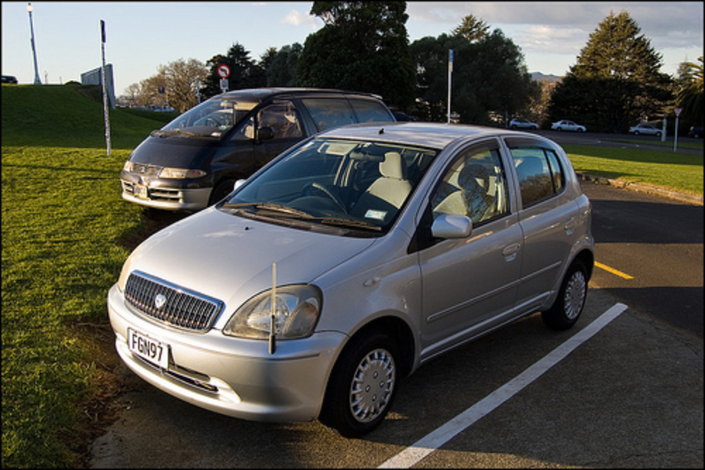 Toyota clavia vitz отличие