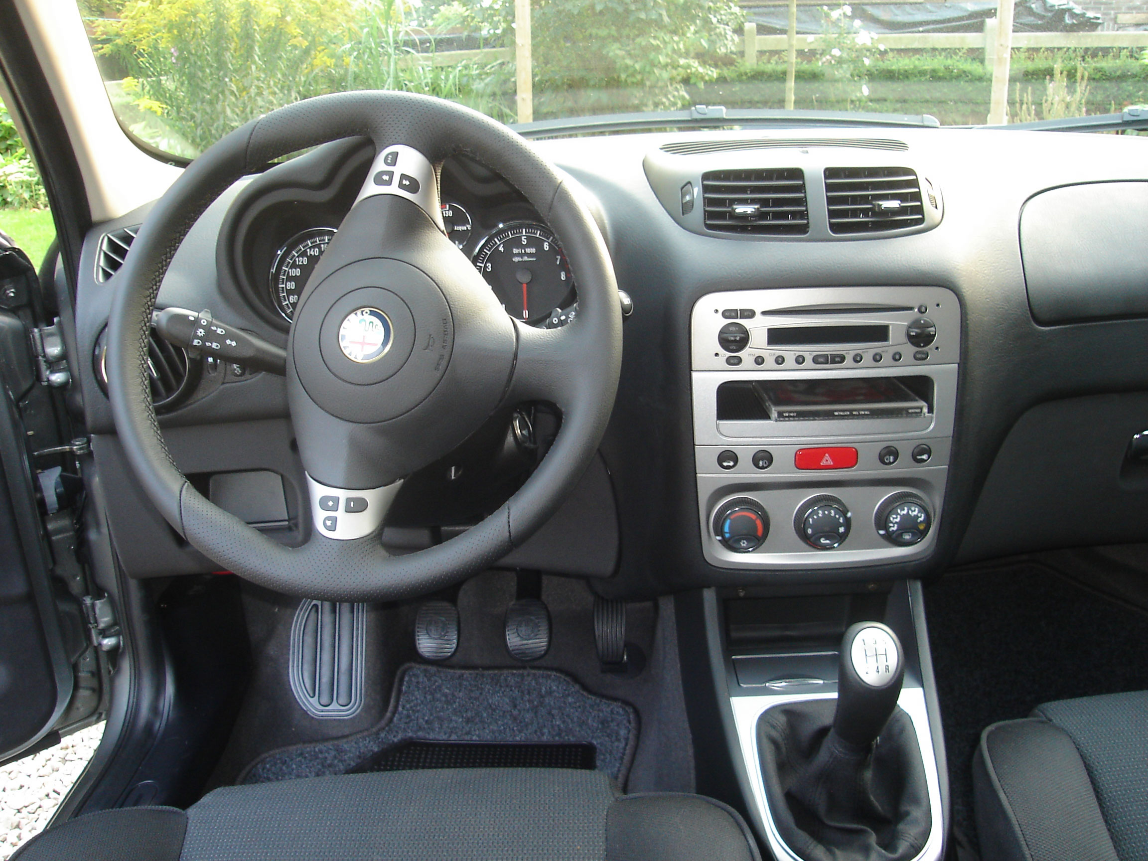 File:Alfa Romeo 147 dashboard.jpg