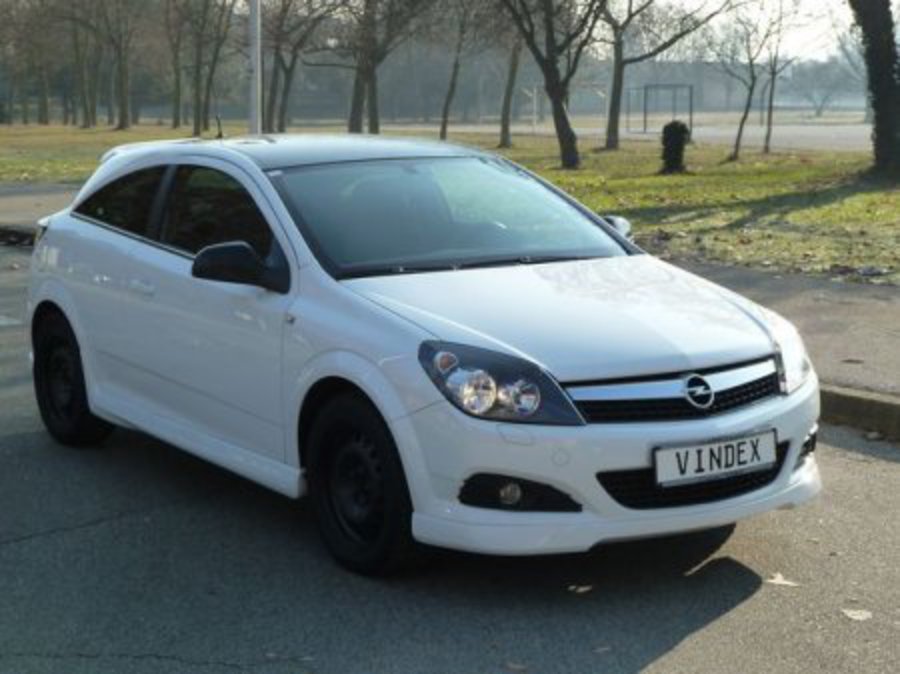 Opel Astra Coupe 1,6i - Black and White edition.
