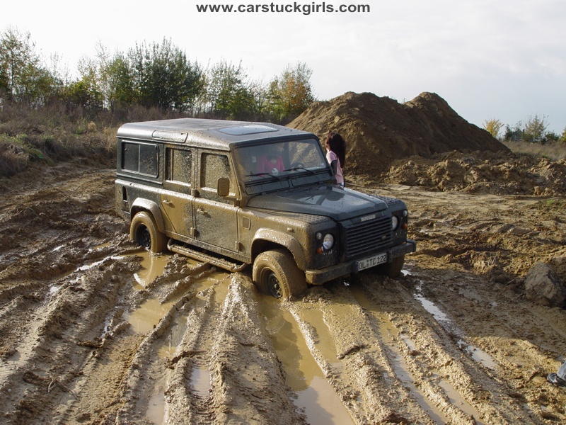 Land Rover Defender в грязи