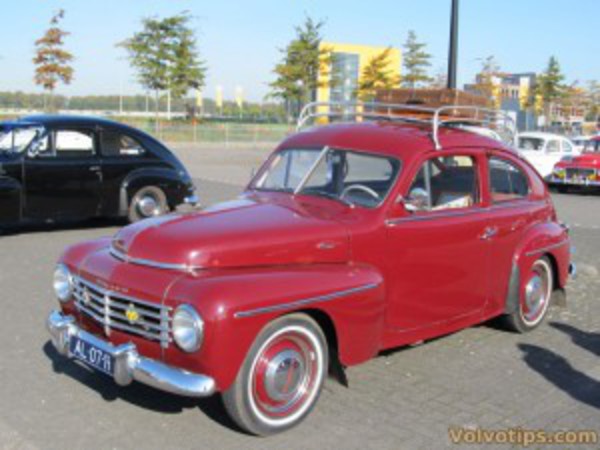 Volvo PV 444 E Special in maroon red