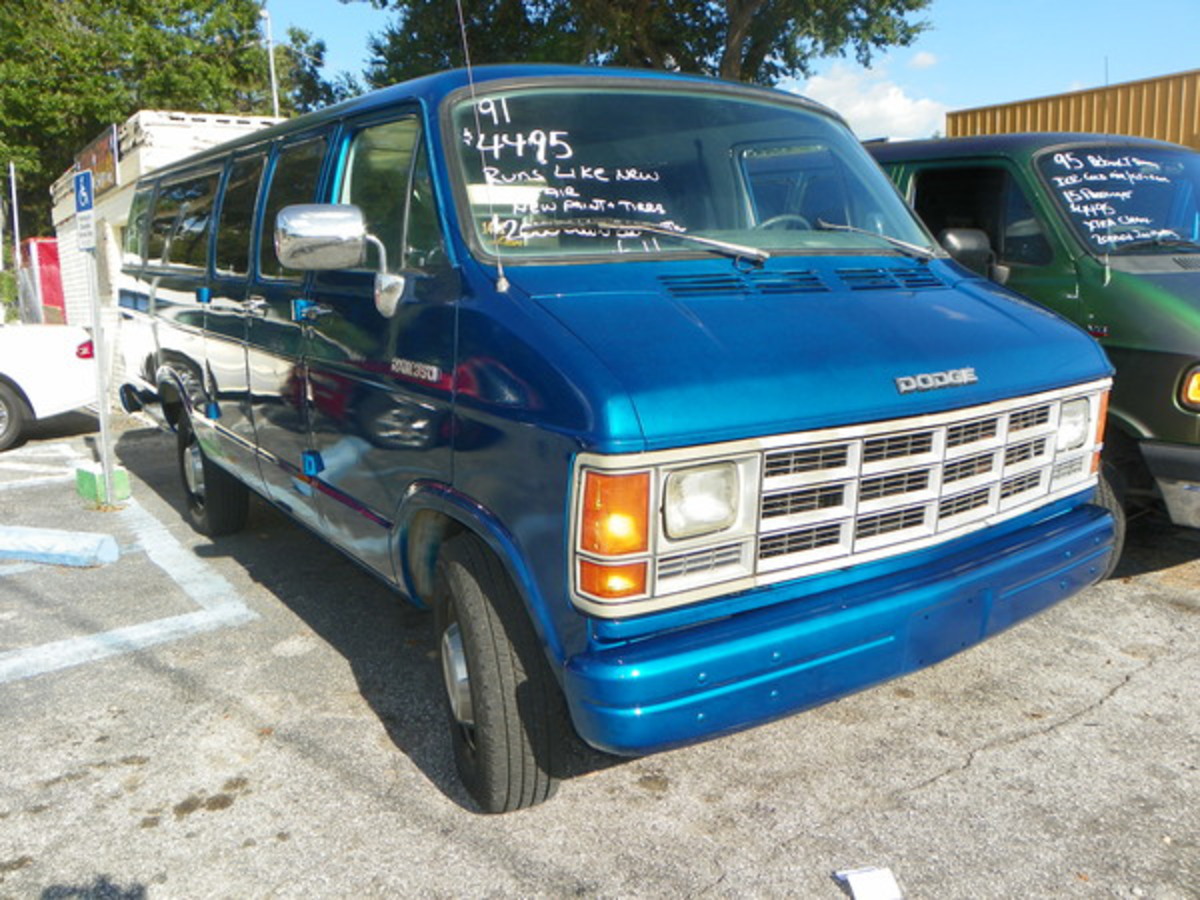 1991 Dodge Ram 350 (15 Passenger Van)