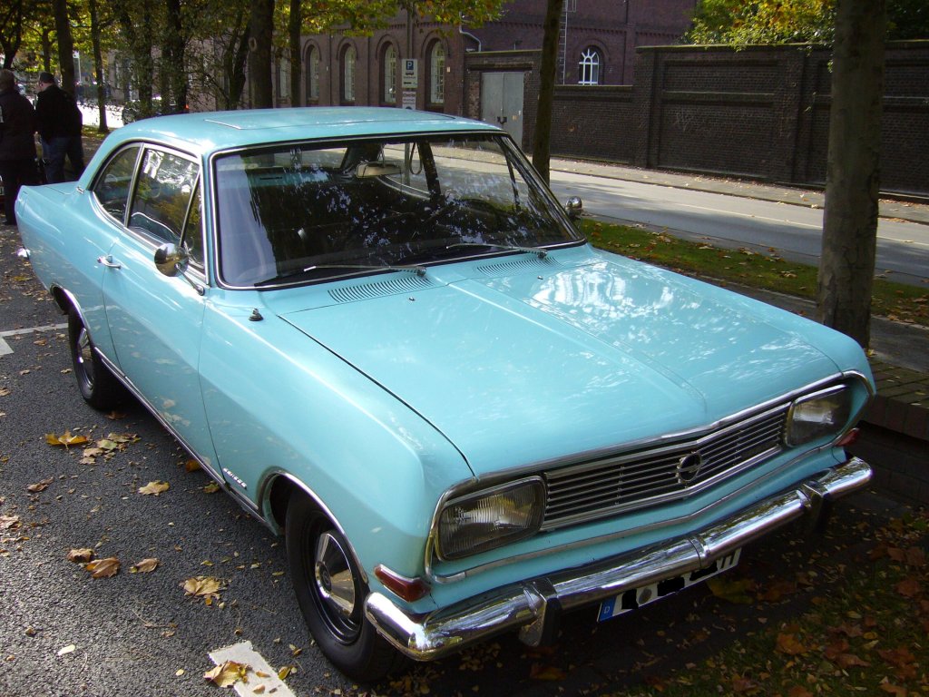 Opel Rekord B Coupe Baujahr 1965 auf dem Besucherparkplatz der Historicar am