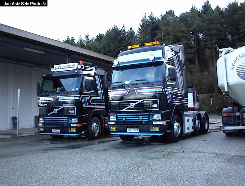 2000 Volvo FH12 Globetrotter XL & 1990s Volvo FH12