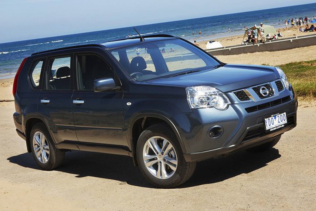 Nissan X-Trail ST 2WD. Click for more photos