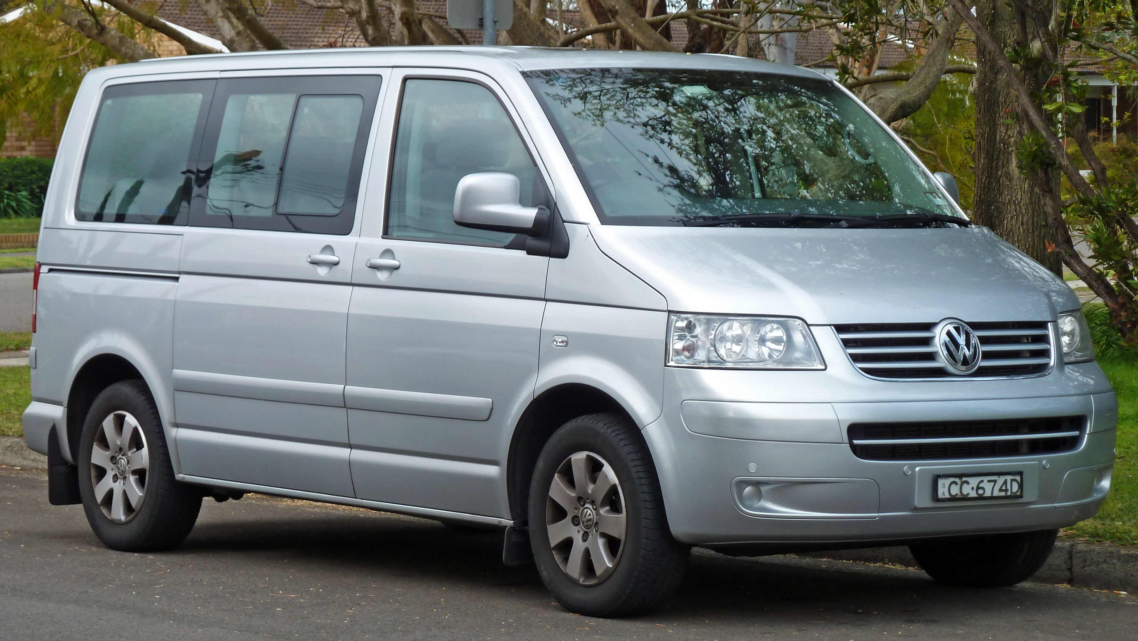 File:2004-2010 Volkswagen Multivan TDI van 01.jpg