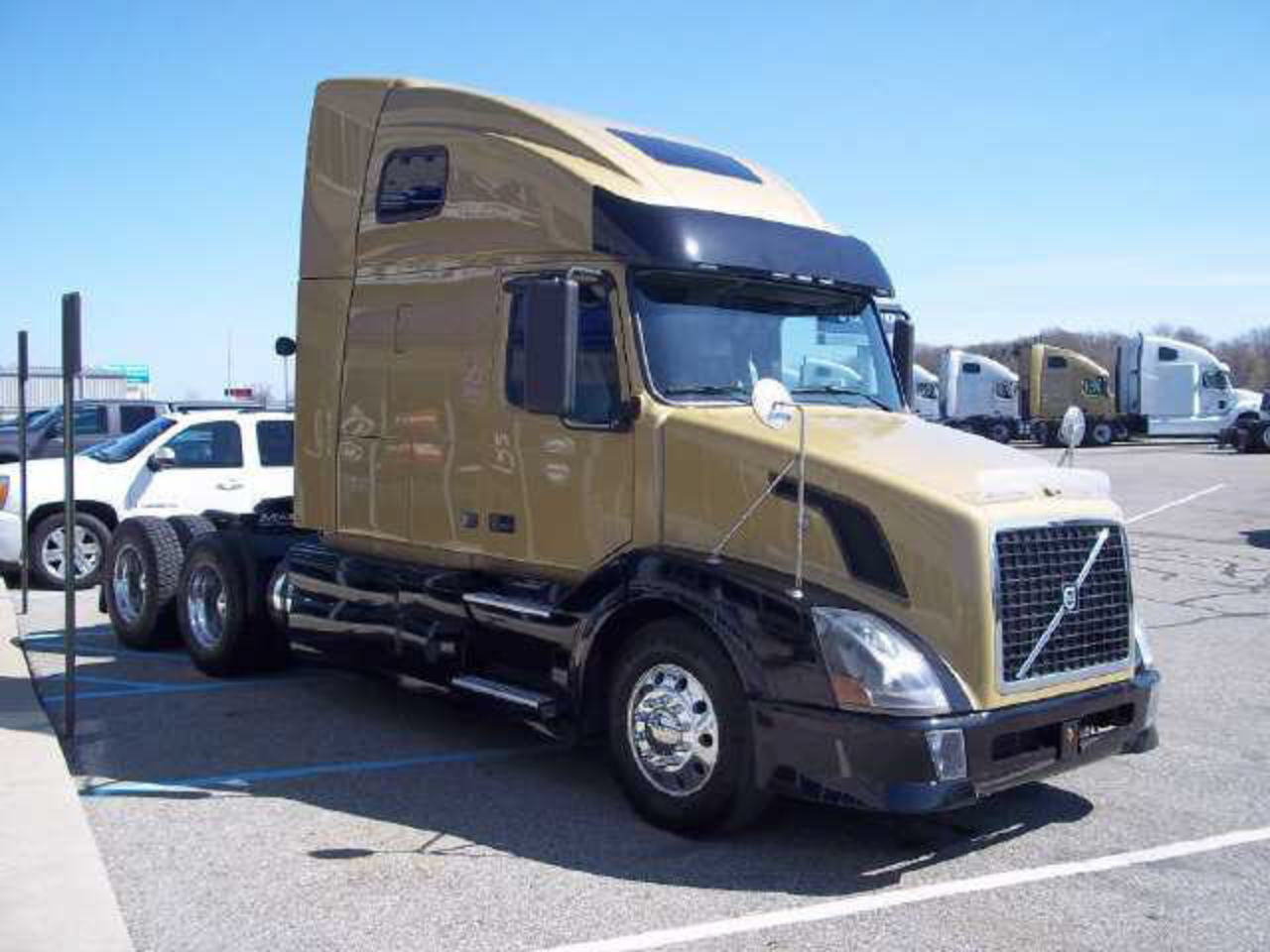 2008 Volvo VNL64T-670 Tractor Truck with Sleepe by EquipmentReady