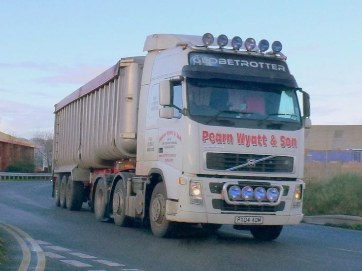 Volvo FH12 480. Heading into the outer harbour Gt.Yarmouth U.K.. PX04 AOM