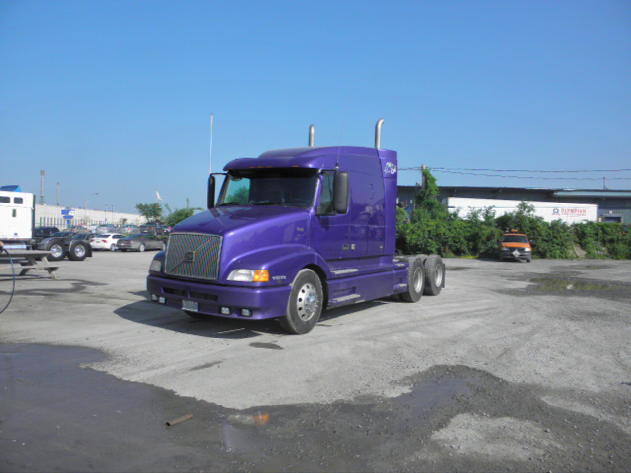 VOLVO VN610 TRUCK with N14 engine, 525 hp, Fuller 18 speed transmission,