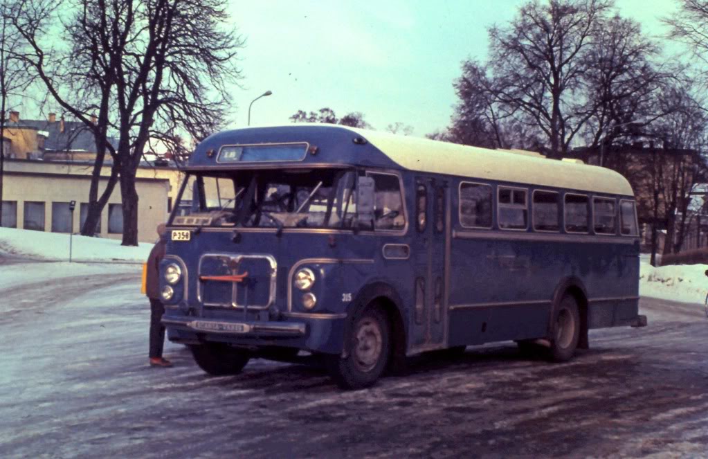 Linjebuss 146, en Volvo B616 vid garaget i AlingsÃ¥s, ocksÃ¥ troligen 1968