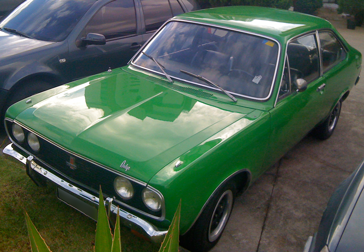 o Dodge Polara GL, ano 73, exibe uma bela pintura verde, farÃ³is redondos