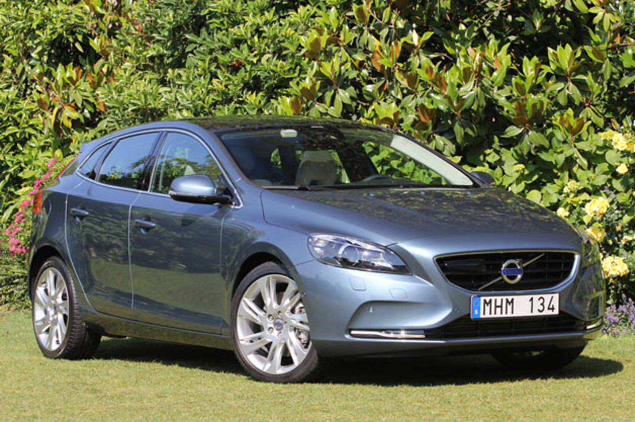 That uploaded 4 photo about 2013 Volvo V4. This picture has a size 500x333