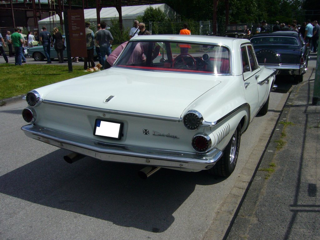 Heckansicht eines Dodge Dart 330 four-door Sedan des Jahrganges 1962.
