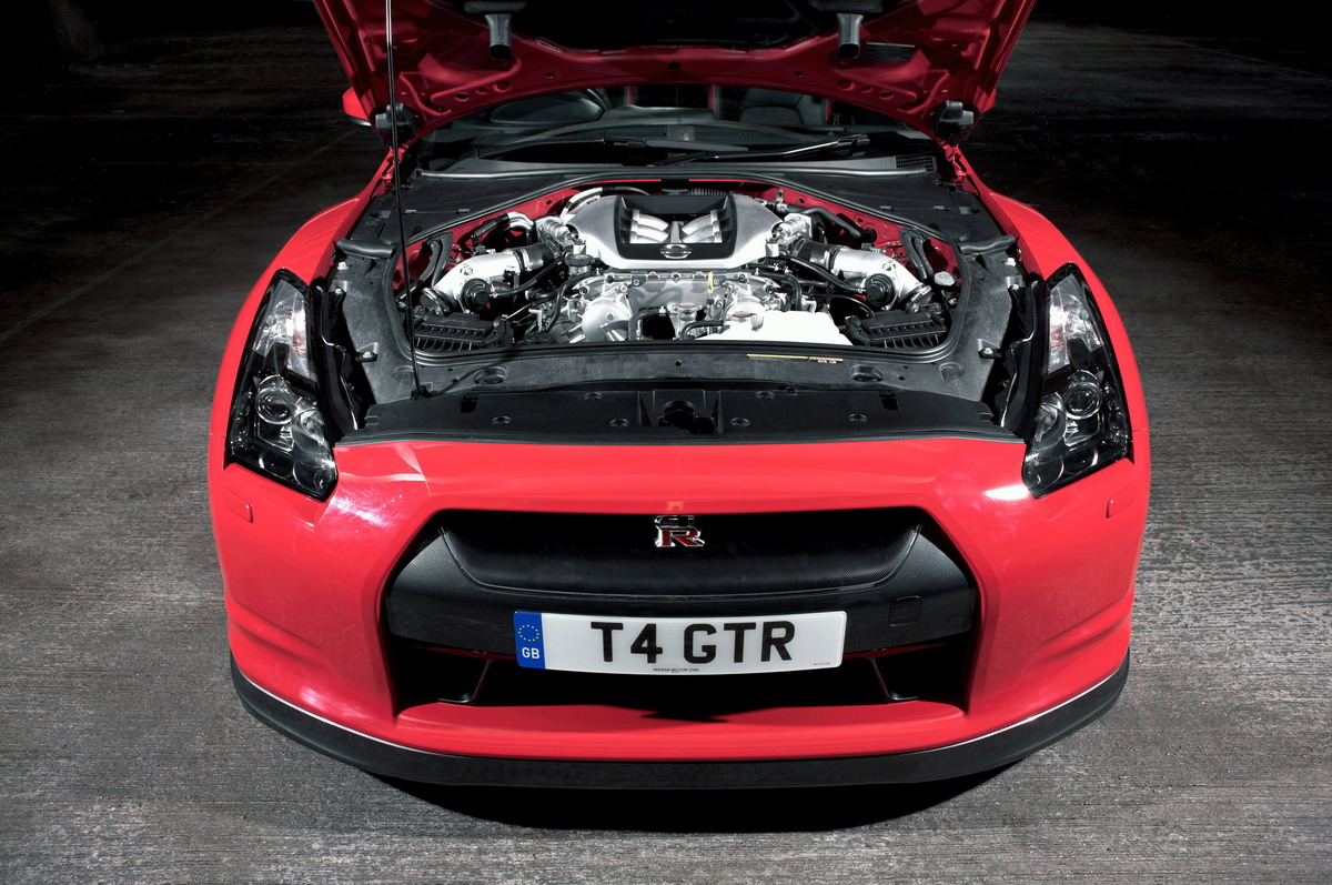 2010 Nissan GT-R Premium picture, engine