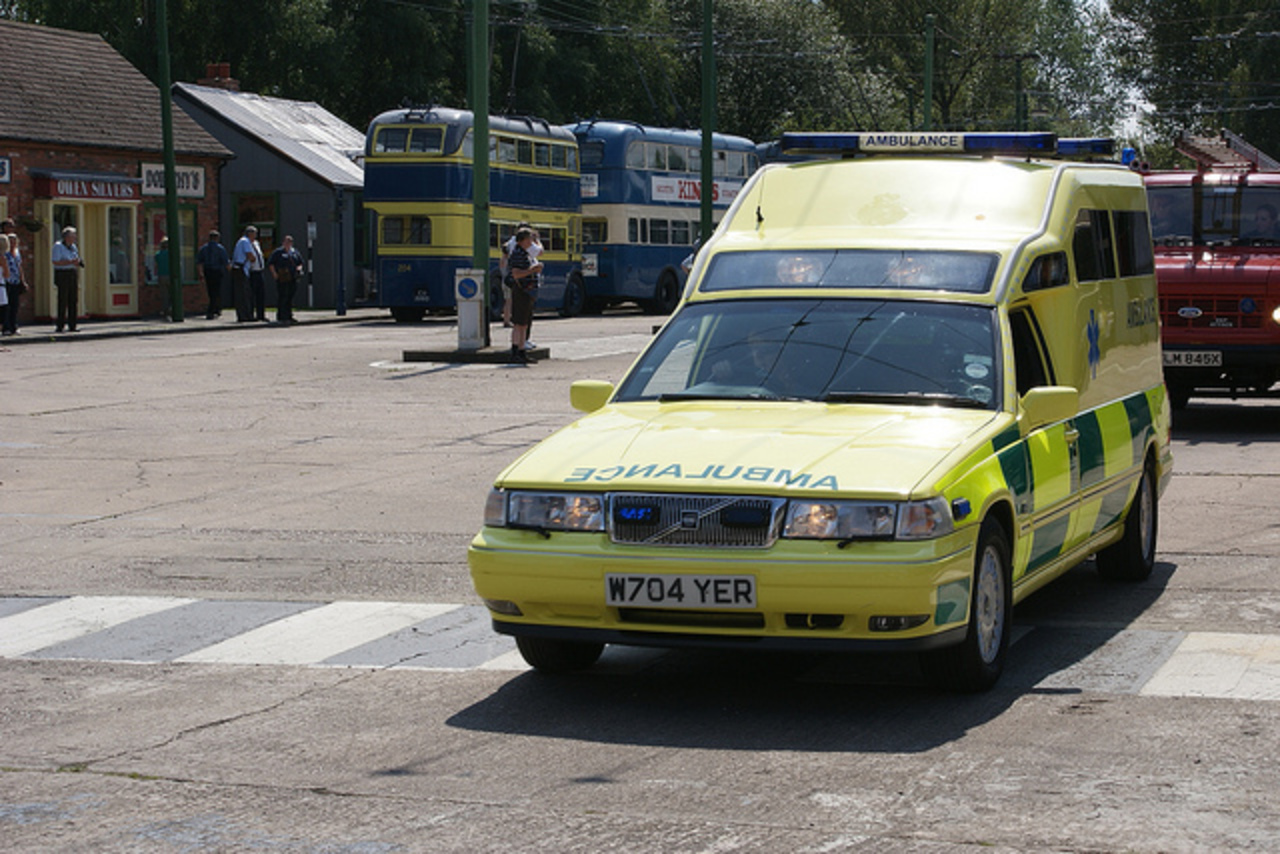 W704 YER (2000 Volvo V90 ambulance) - Sandtoft, 9th August 2009