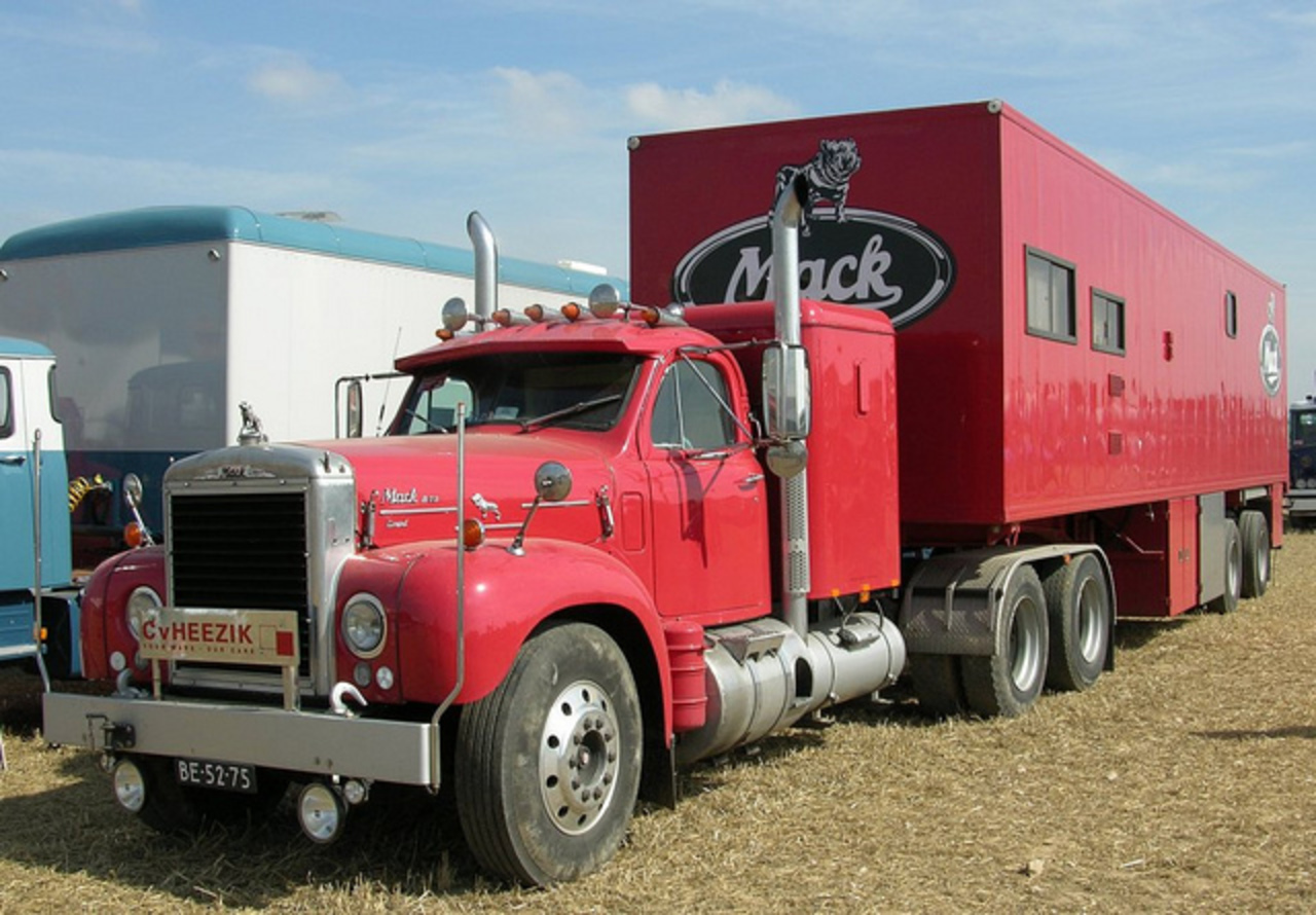 Тягач Mack Superliner