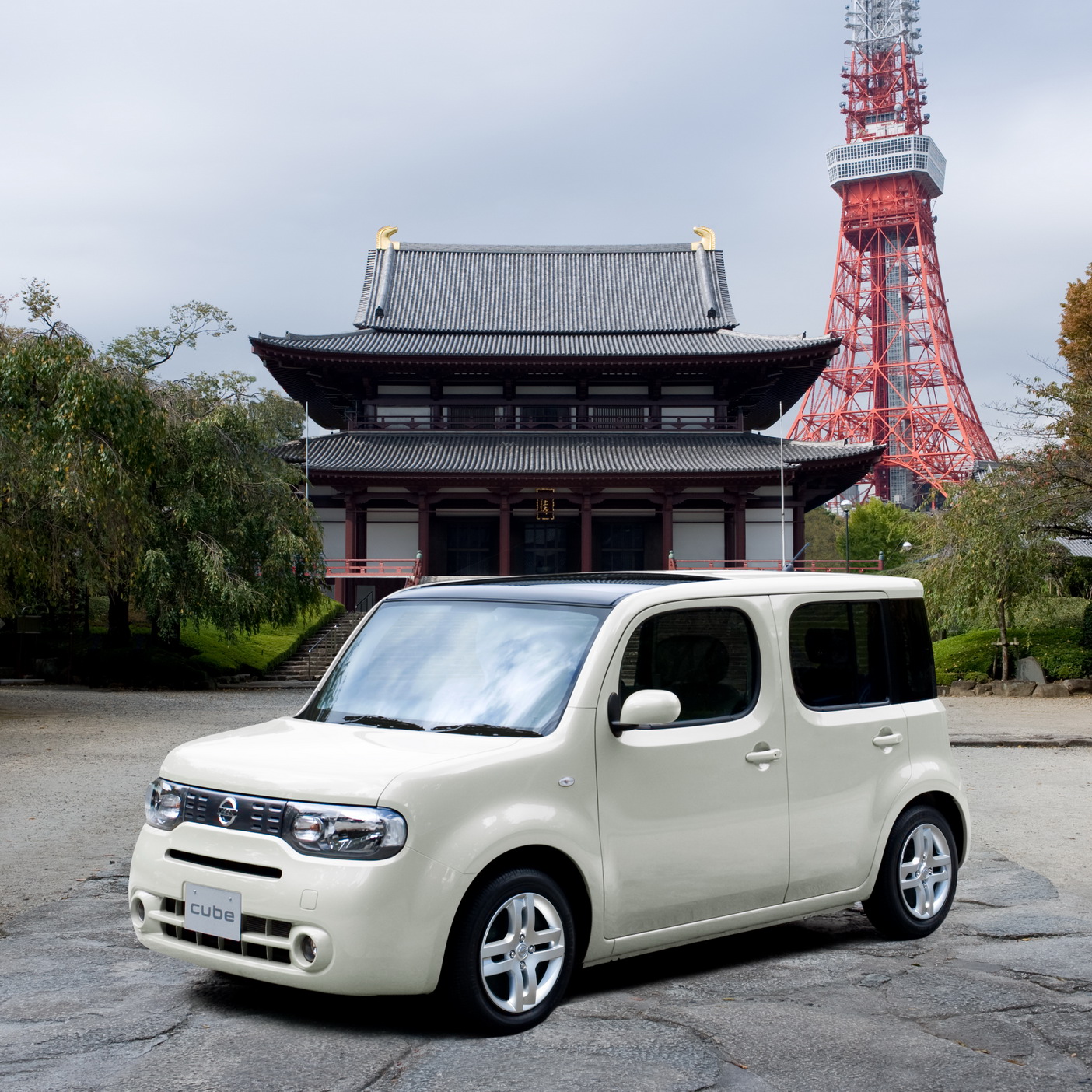 2010-Nissan-Cube-2