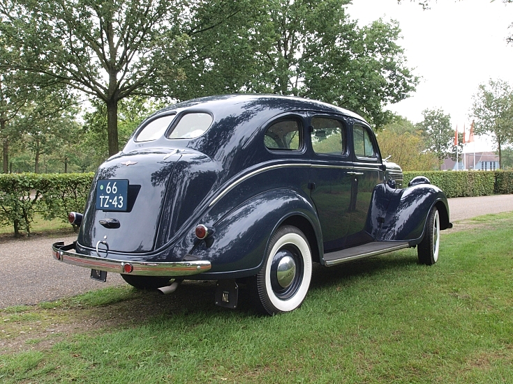 Dodge D8 (1938) at the Autotron, dutch licence registration 66-TZ-43.