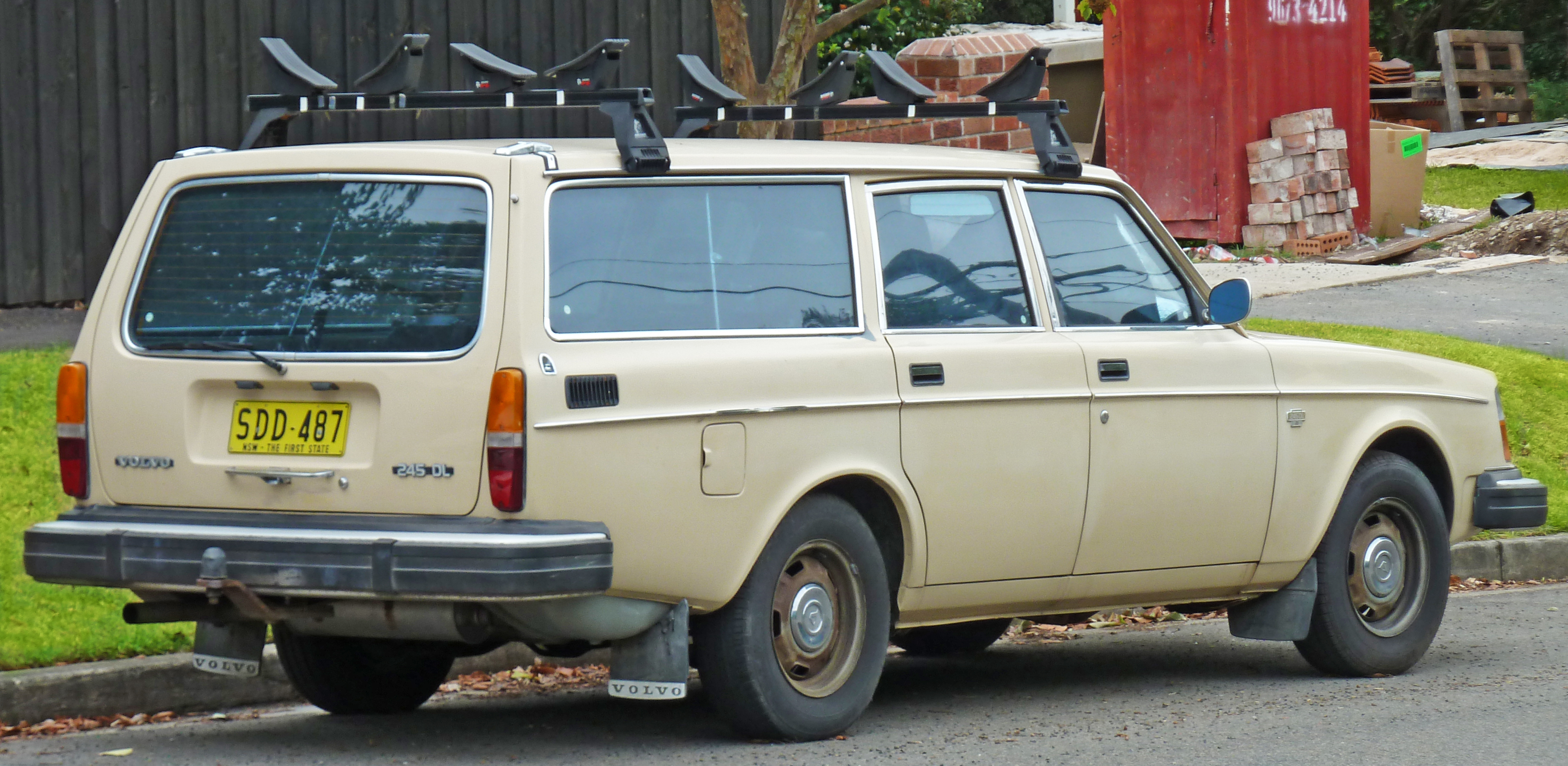 File:1975-1978 Volvo 245 DL station wagon (2011-03-10