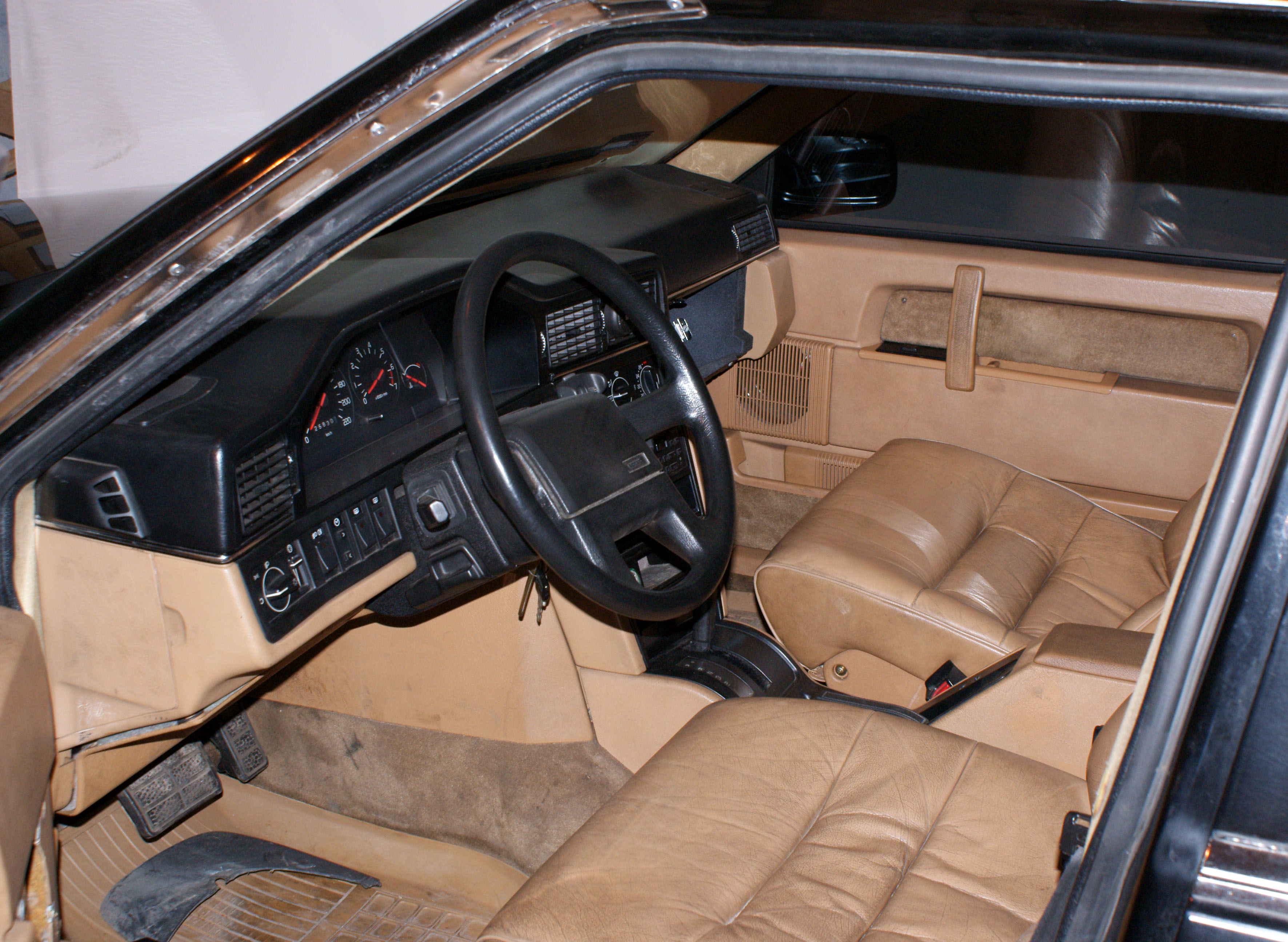 File:Volvo 760 GLE bullet-proof interior.jpg