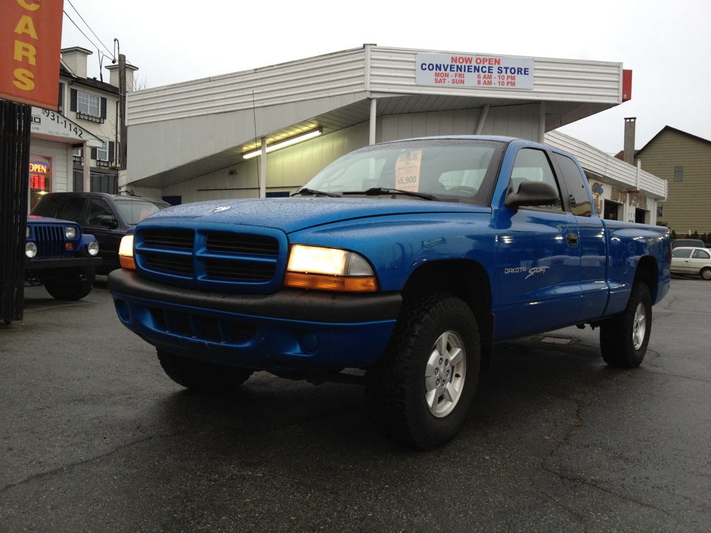 Dodge Dakota 4x4. Sport Stock #DD6233. Clean truck with extended cab,
