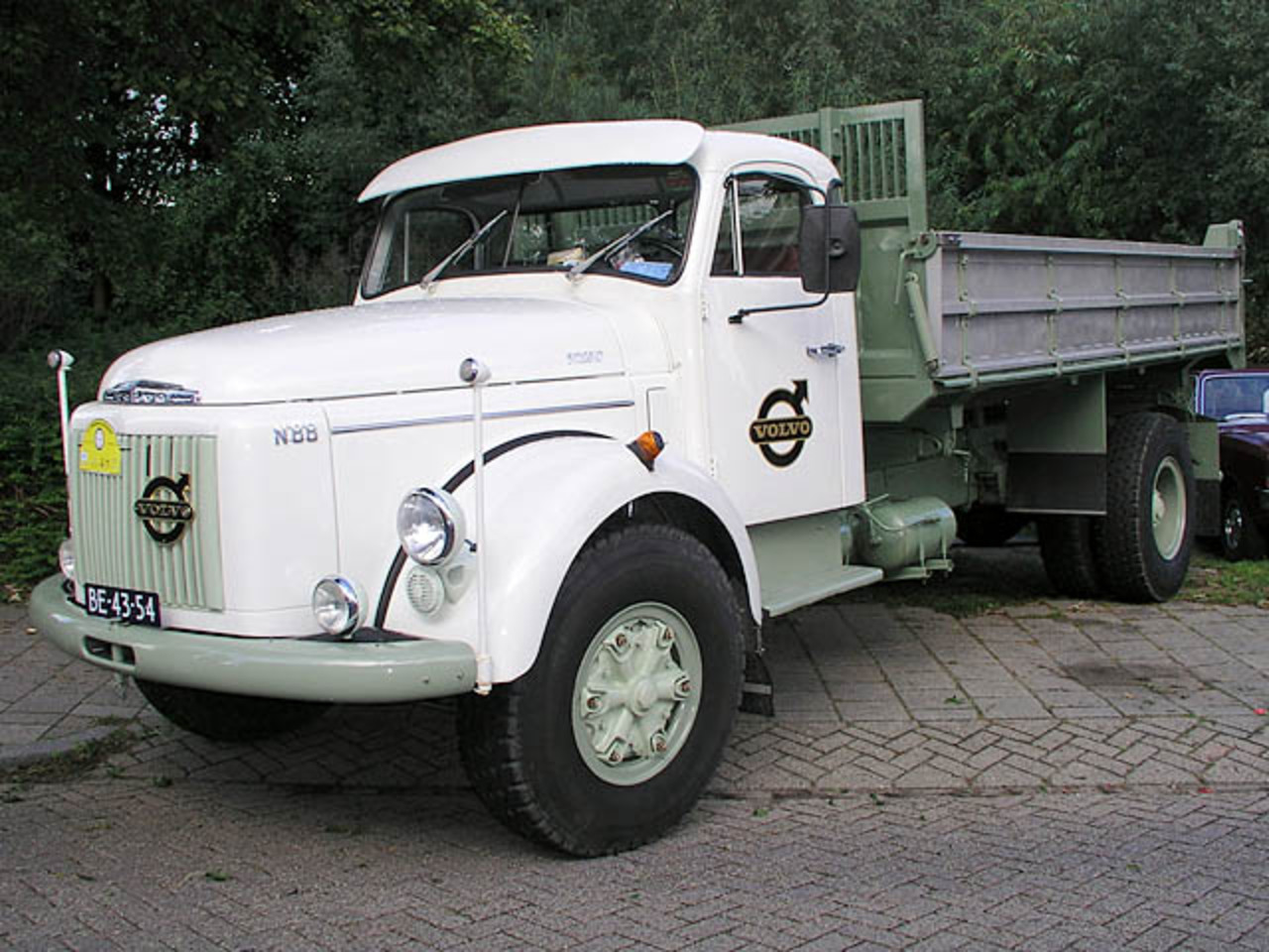 Front left classic 1972 Volvo N88 Truck Picture