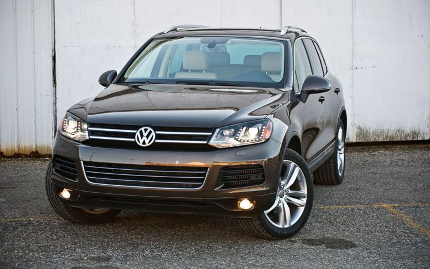 Черный VW Touareg 2011